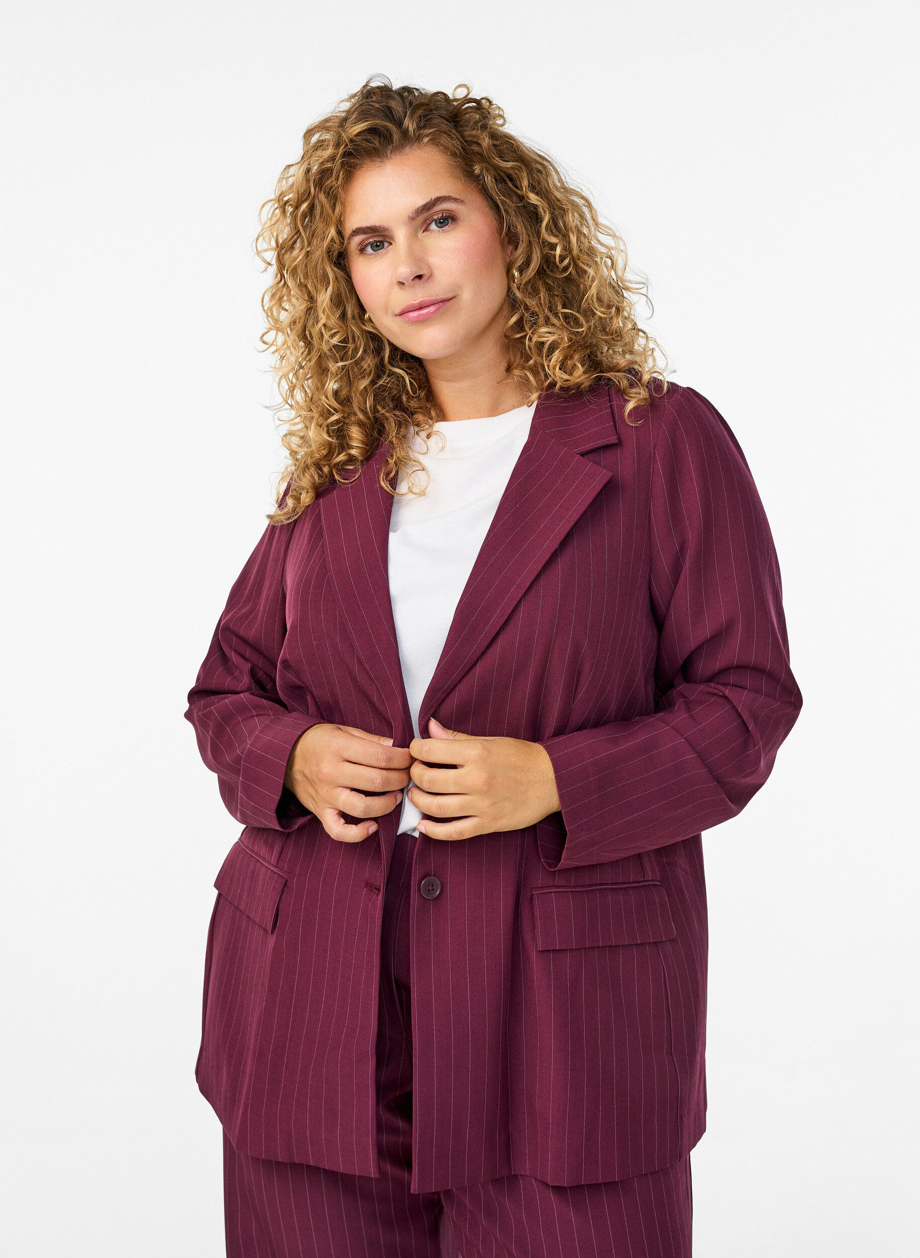 Blazer mit Taschen und Schlitzen, Rot, Model