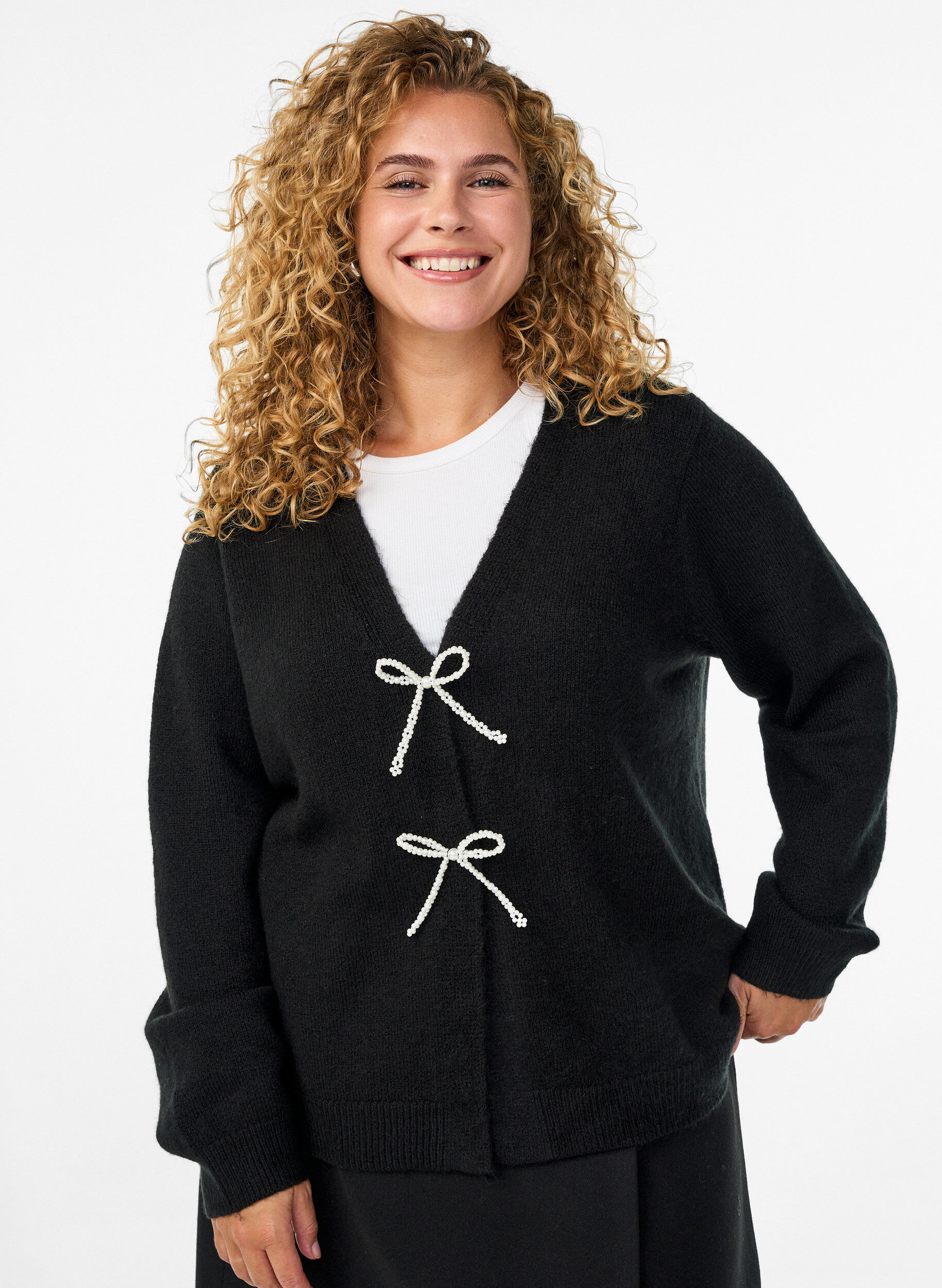 Zizzi Strickjacke mit Perlmuttkn&ouml;pfen, Schwarz, Model image number 0