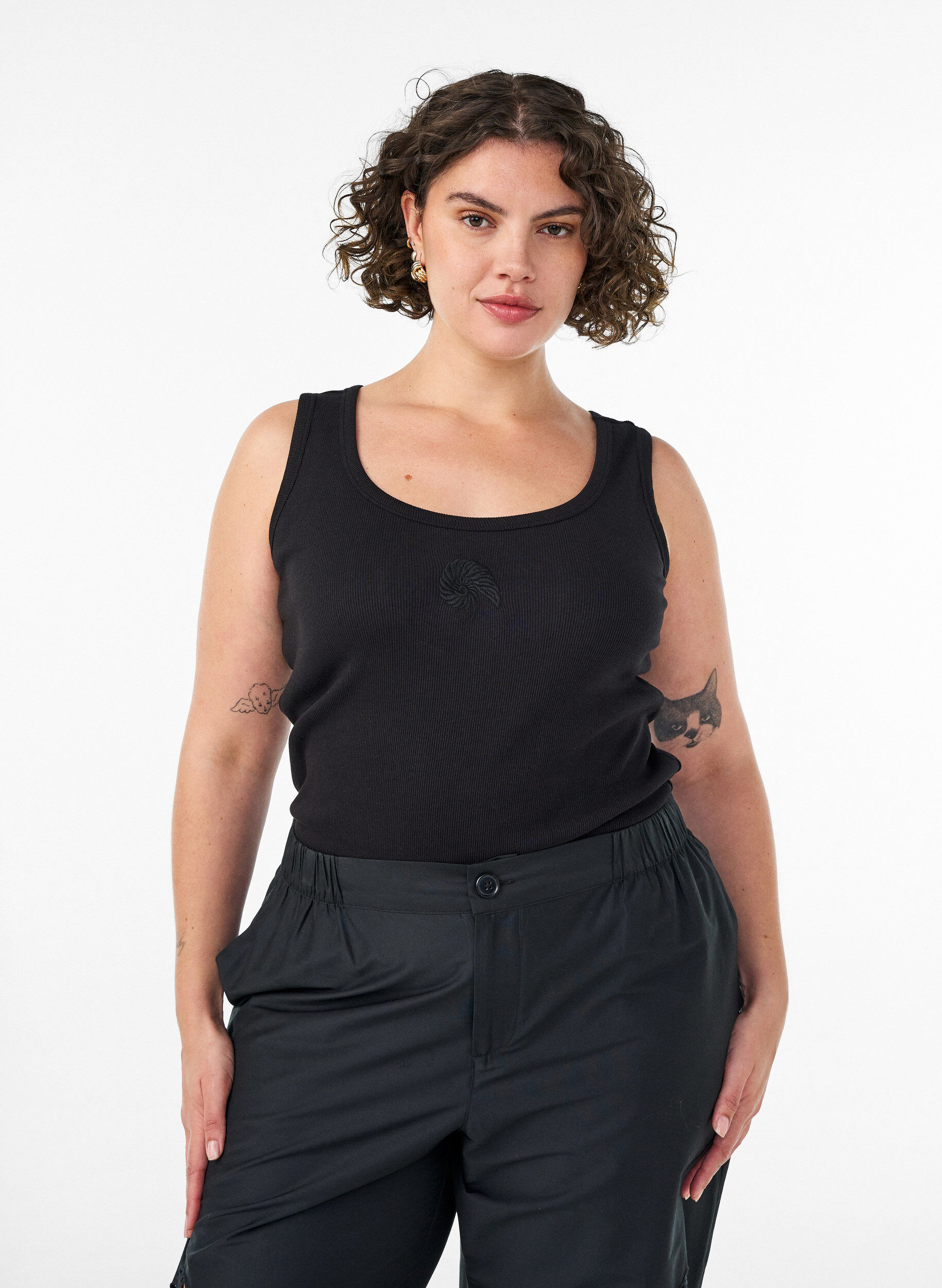 Tailleiertes Top mit Motiv, Schwarz, Model
