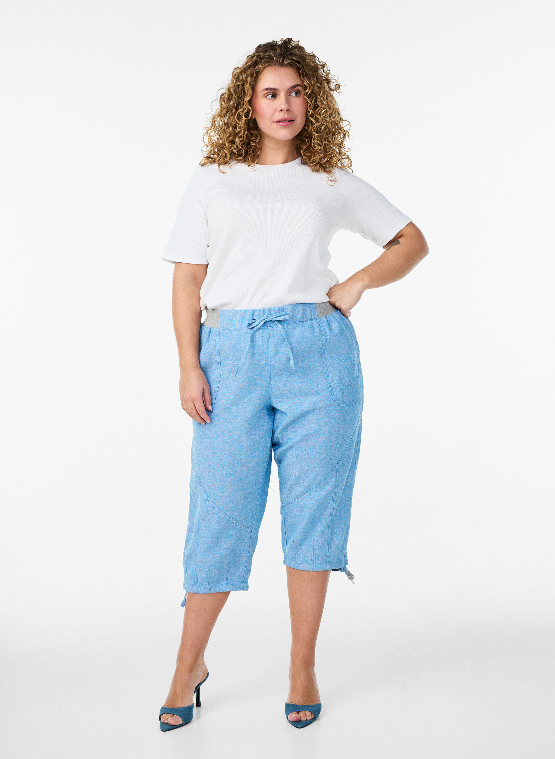 Zizzi Caprihose aus Baumwolle und Leinen mit elastischem Bund und Bindeband, Blau, Model image number 0