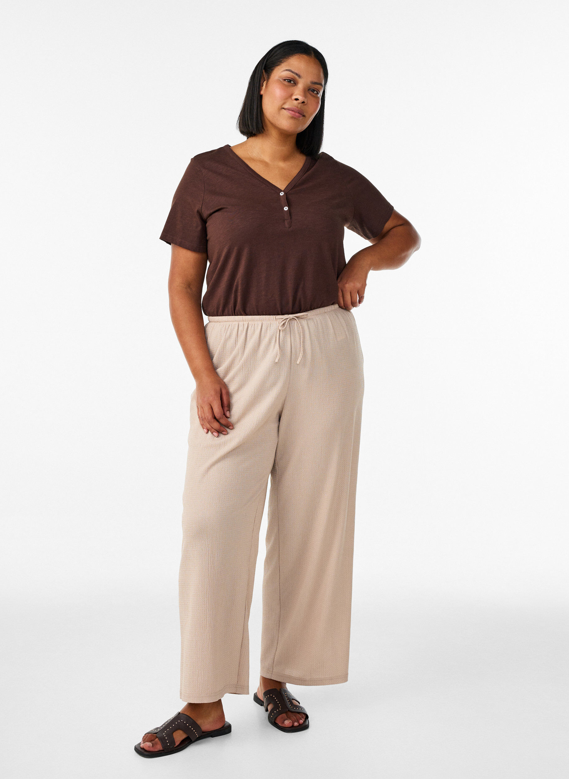 Zizzi T-Shirt mit Knopfleiste, Braun, Model image number 1