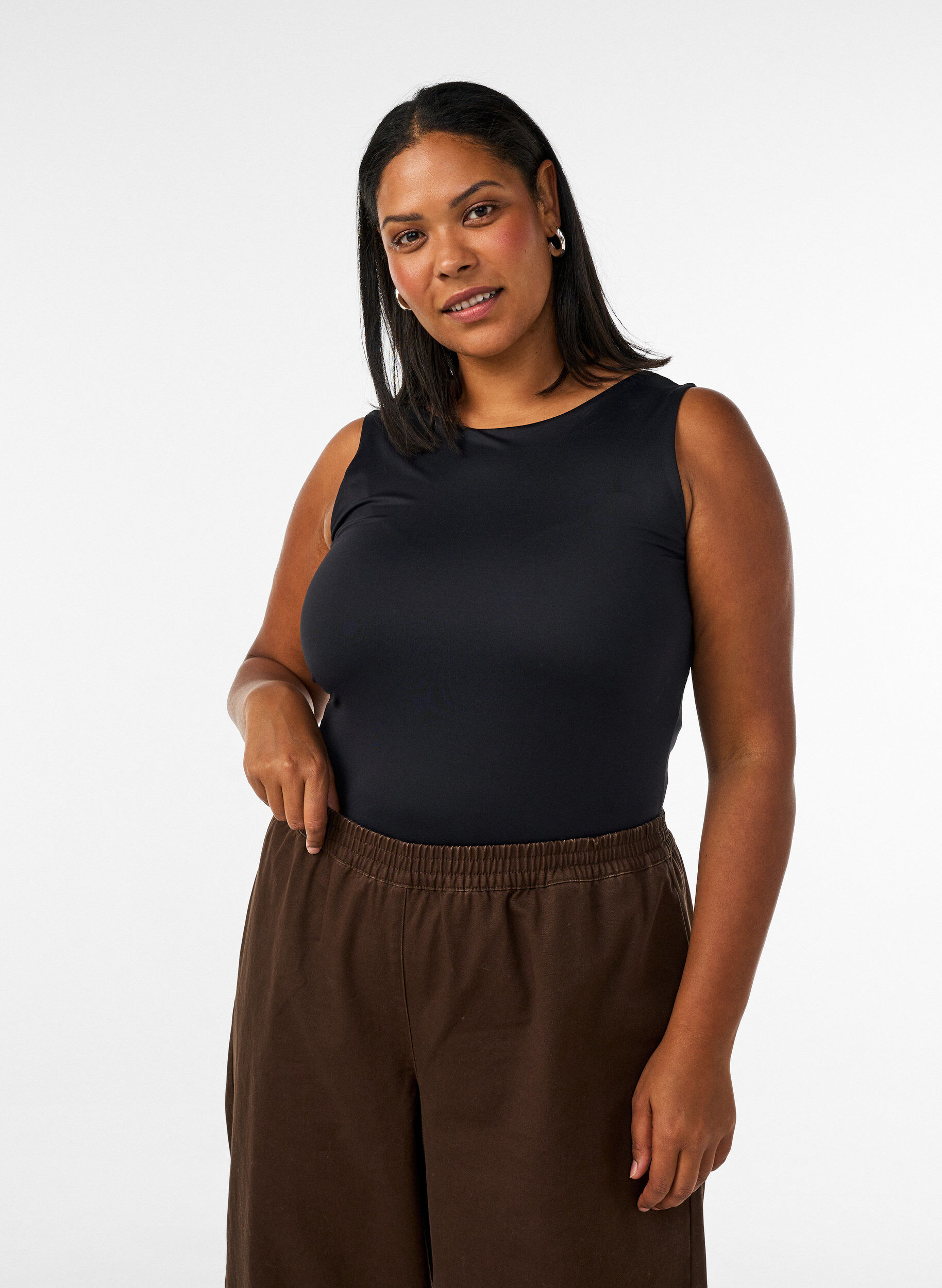 ZizziFigurbetontes Basic-Top aus glattem Stoff, Schwarz, Model image number 3