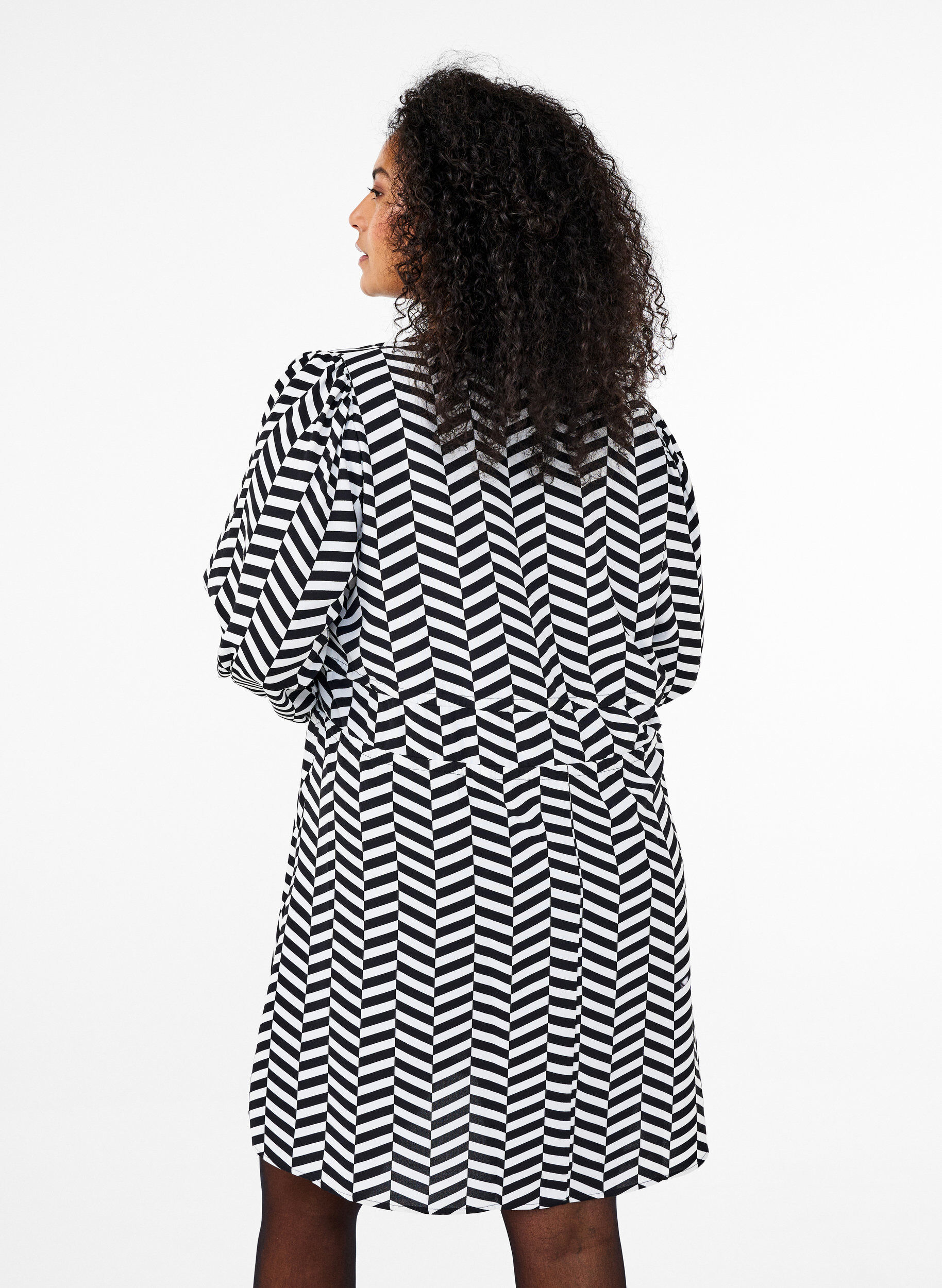 Zizzi Kleid mit Bindeg&uuml;rtel in der Taille, Schwarz, Model image number 2