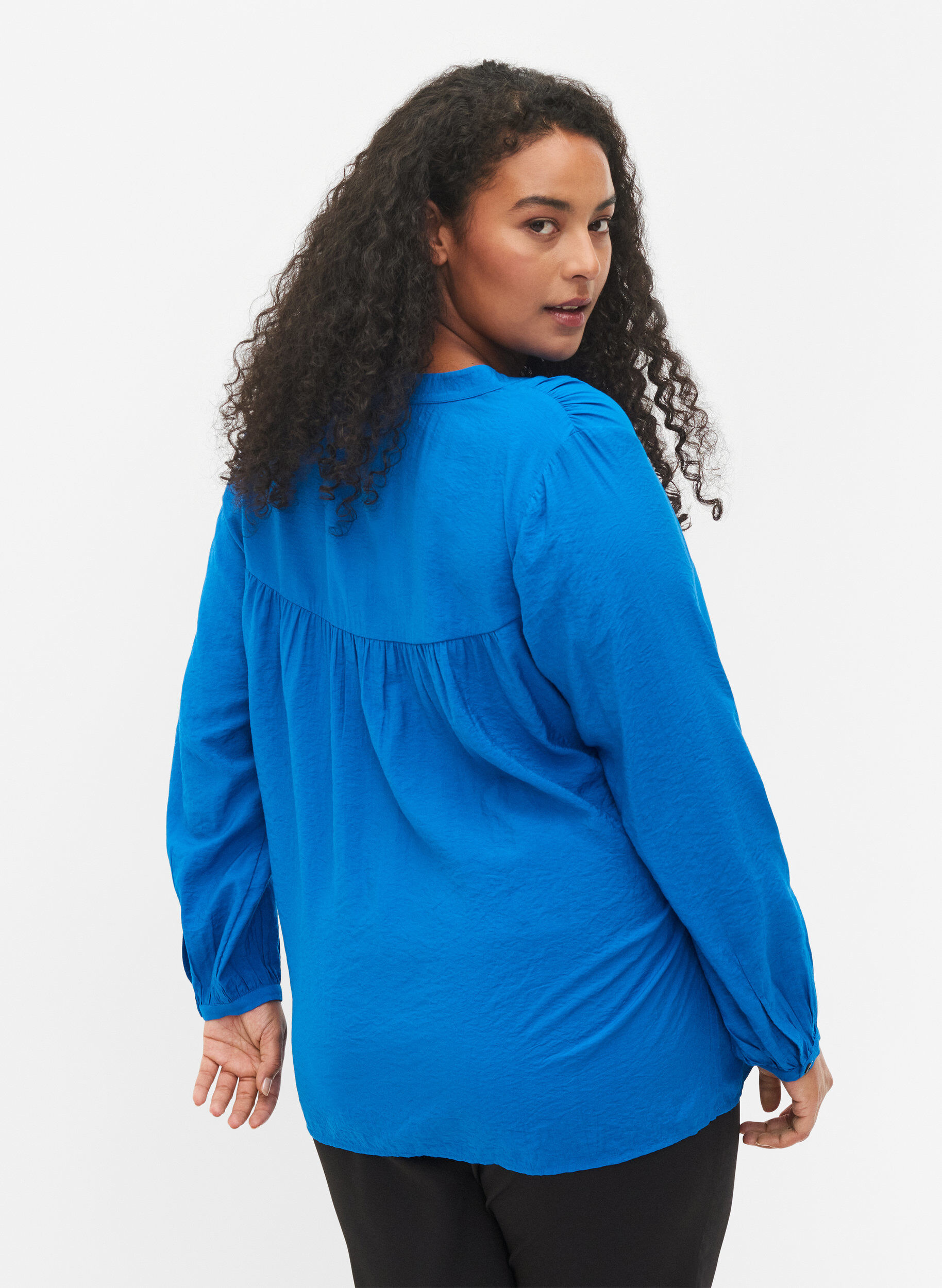 Zizzi Lang&auml;rmelige Bluse aus Viskosemischung, Skydiver, Model image number 1