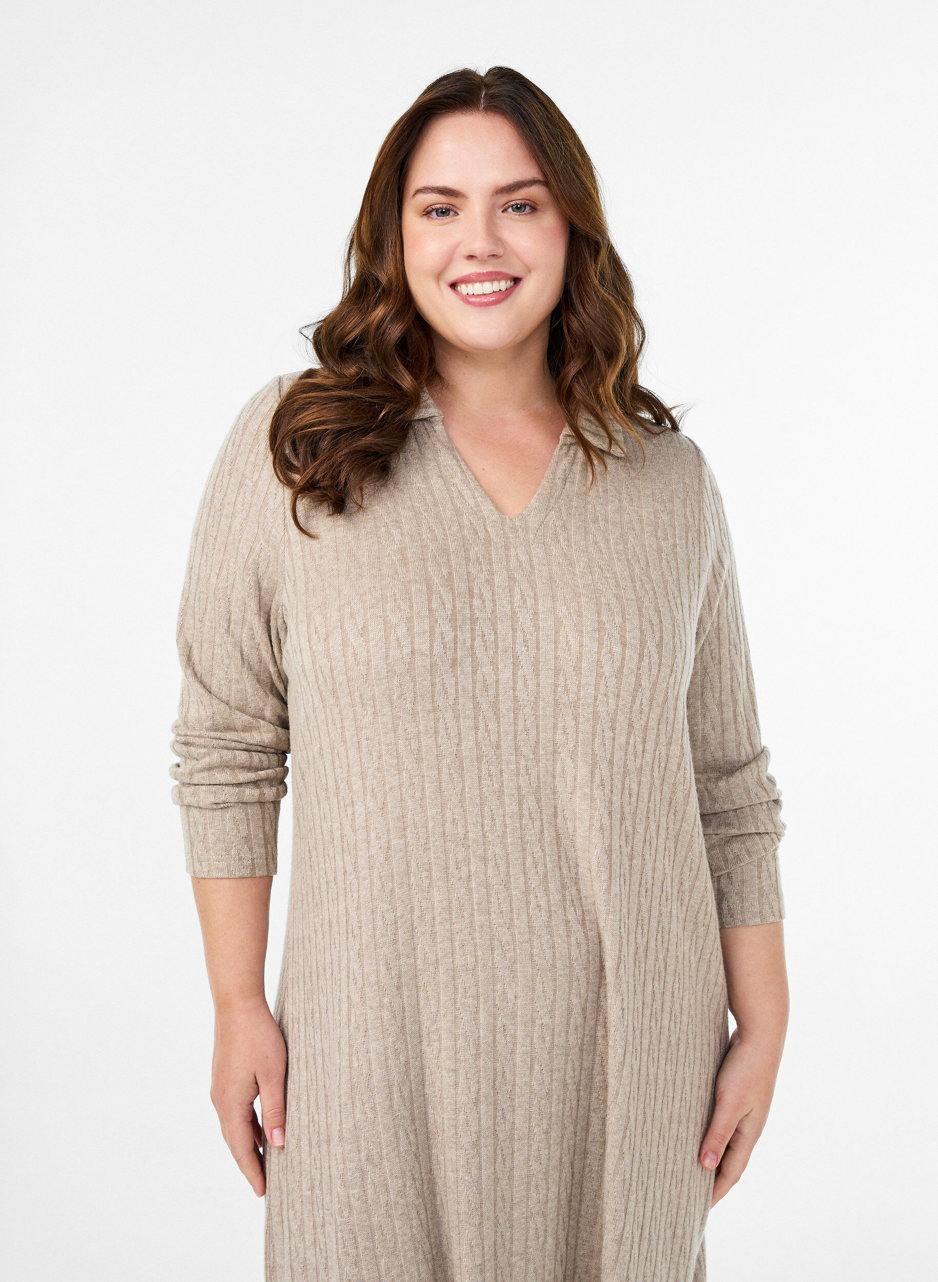 Zizzi Kleid mit Zopfmuster und V-Ausschnitt, Beige, Model image number 2