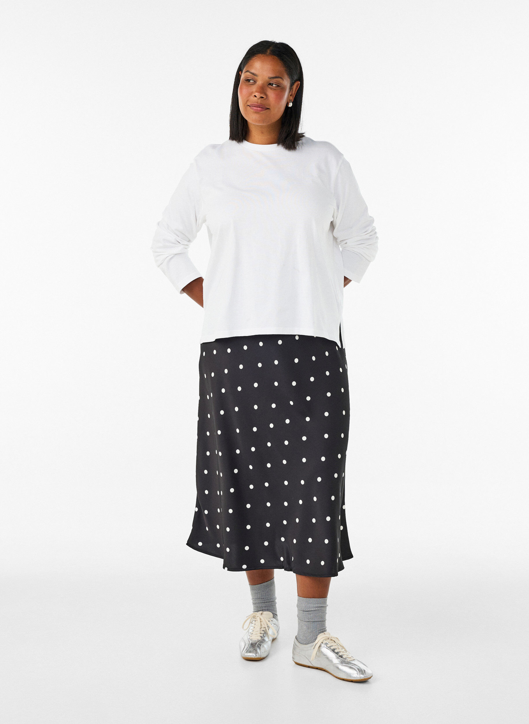 Midirock aus Satin, Schwarz, Model