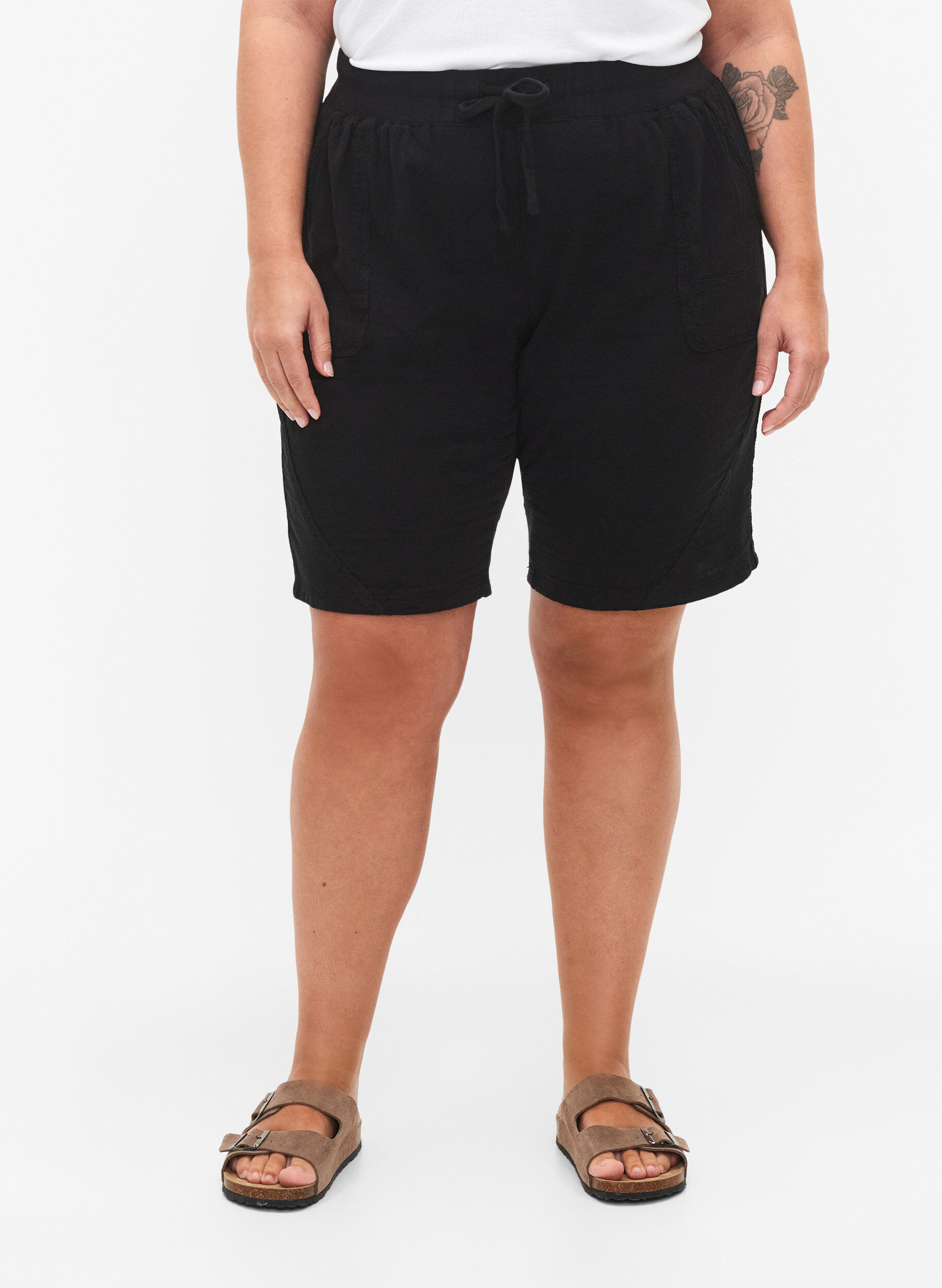 Zizzi Lockere Shorts aus Baumwolle mit Taschen, Schwarz, Model image number 4