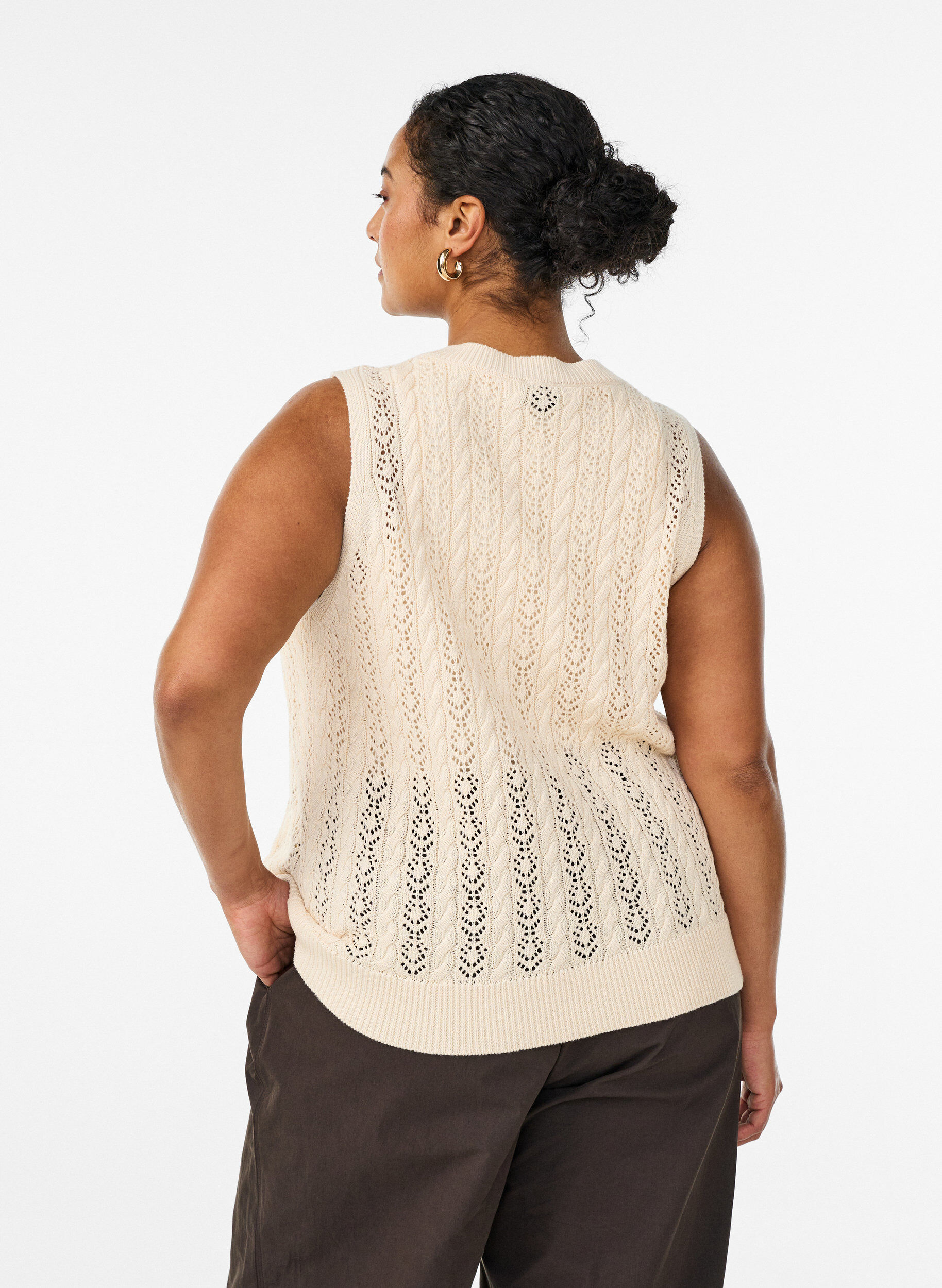 Zizzi Strickweste mit Lochstickerei und Bindeband, Beige, Model image number 2