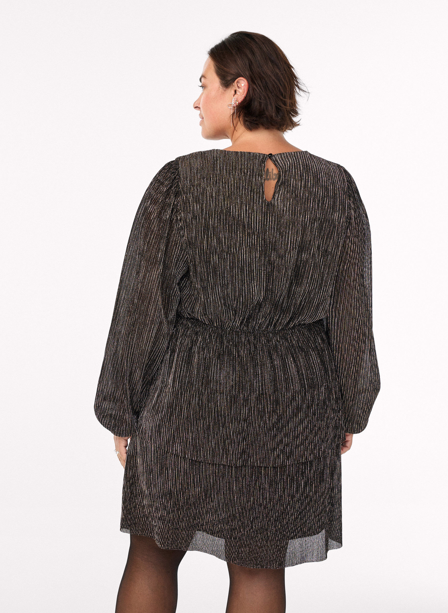 Zizzi Kurzes Kleid mit Glitzerstreifen und langen &Auml;rmeln, Schwarz, Model image number 2