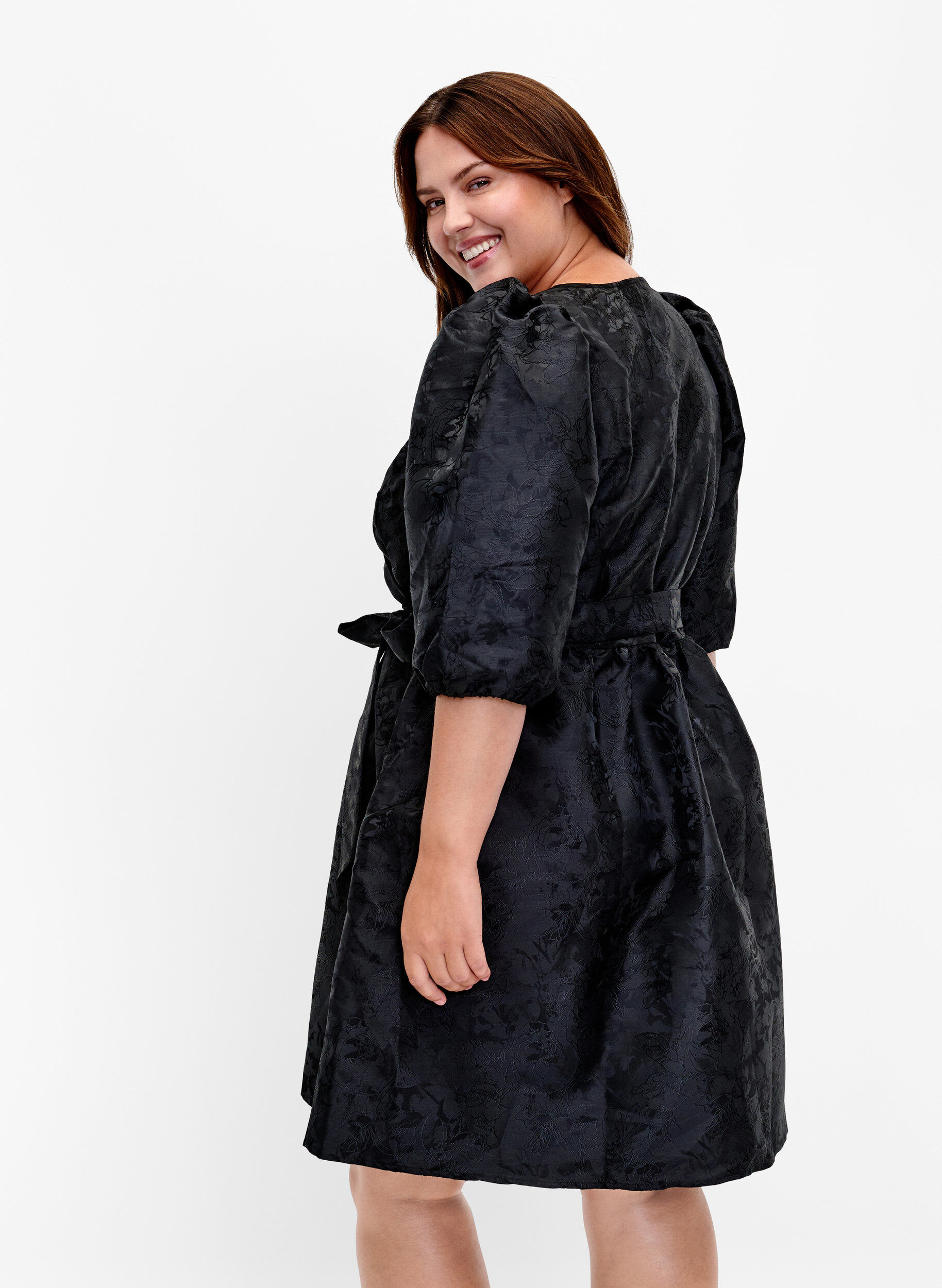 Zizzi Kurzes Wrap-Kleid mit 3/4-&Auml;rmeln, Black, Model image number 1