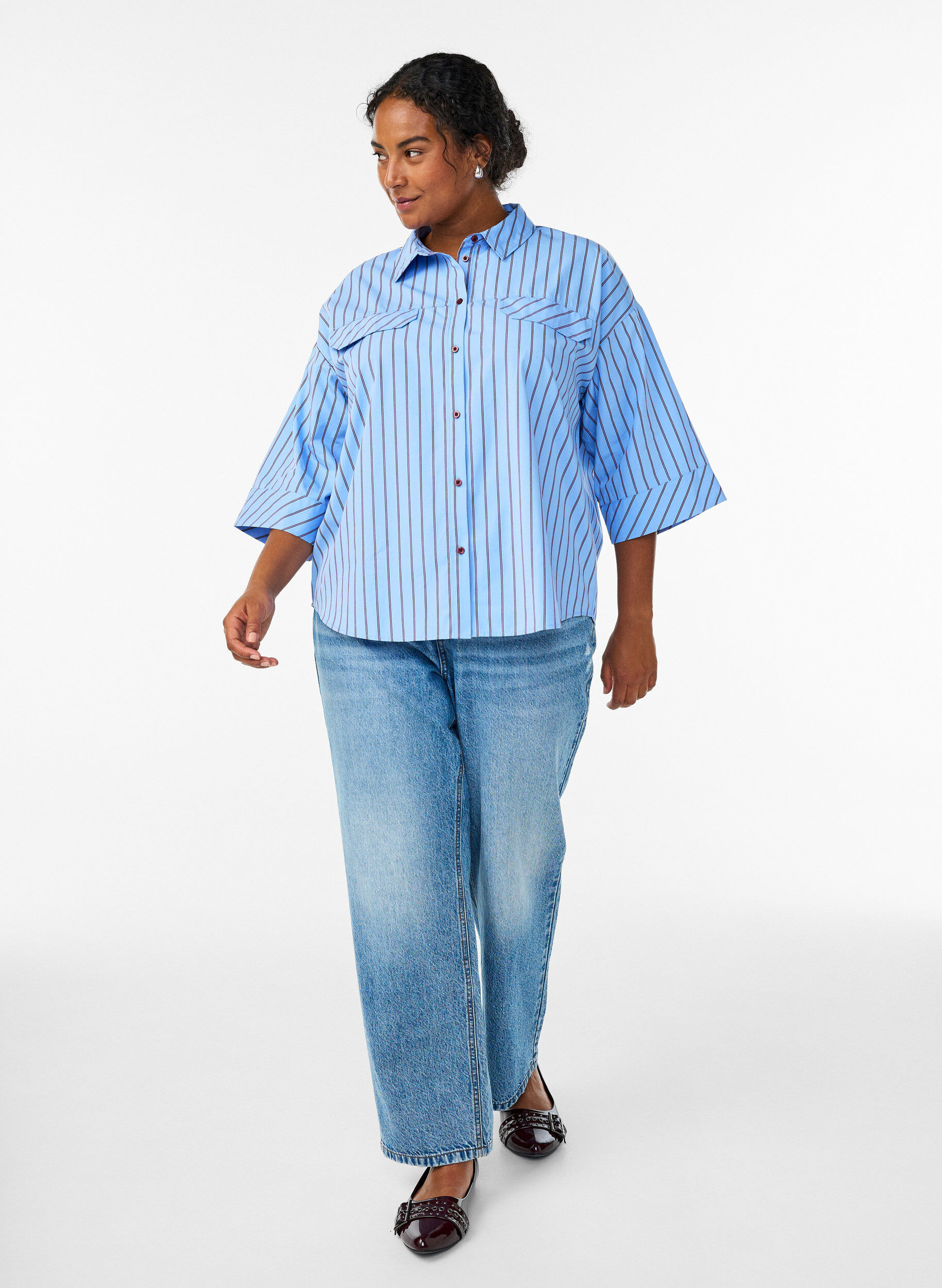 Zizzi Gestreiftes Baumwollhemd mit weiten &Auml;rmeln, Blau, Model image number 1