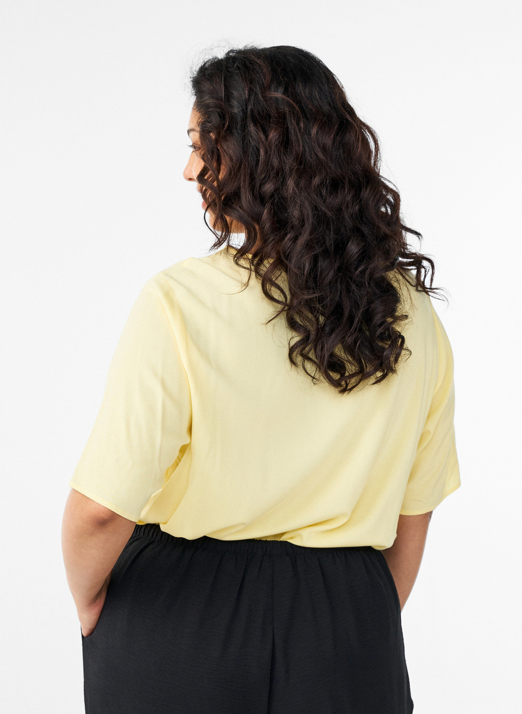 ZizziKurz&auml;rmelige, gewebte Bluse mit Rundhals, Gelb, Model image number 2