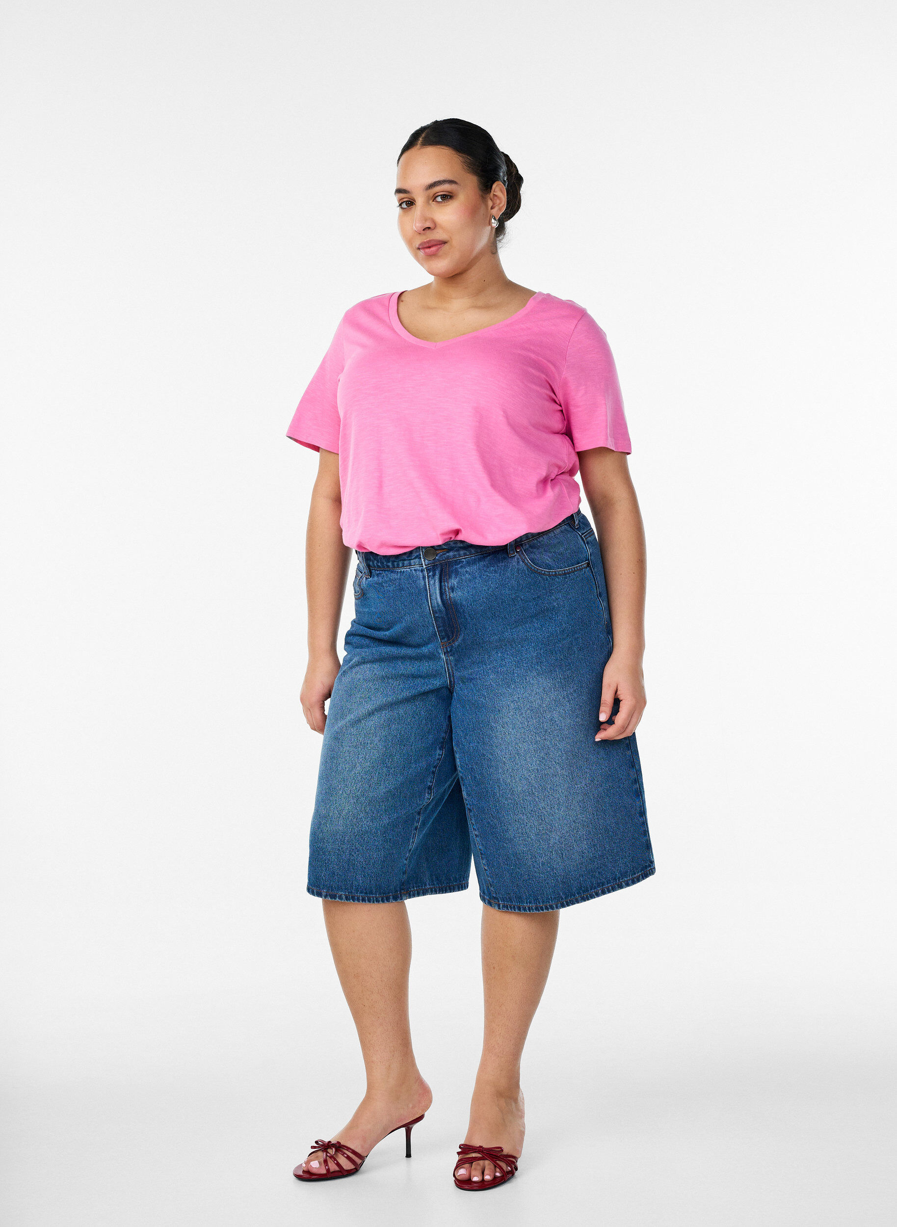 Zizzi Kurz&auml;rmeliges Basic T-Shirt mit V-Ausschnitt, Pink, Model image number 1