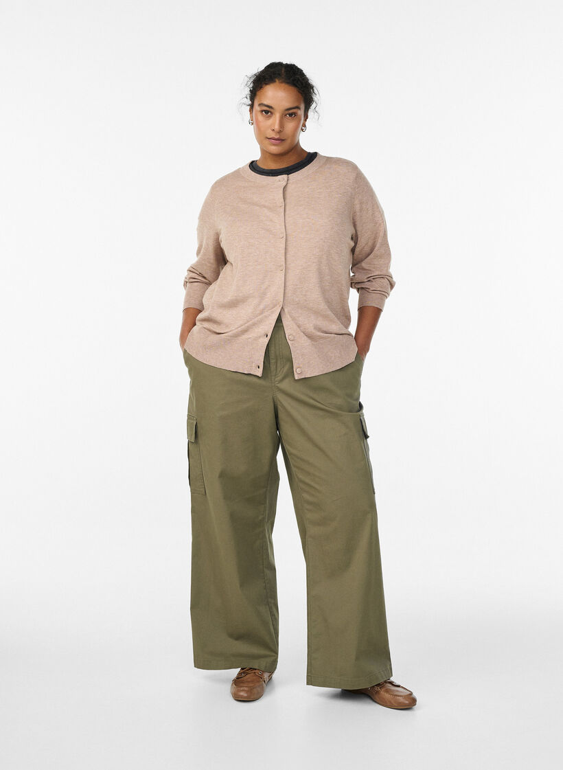 Strickjacke mit Rundhalsausschnitt und stoffbezogenen Knöpfen, Beige, Model image number 1