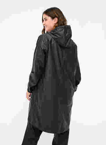 Regenjacke mit Kapuze und Knopfverschluss, Black, Model image number 1