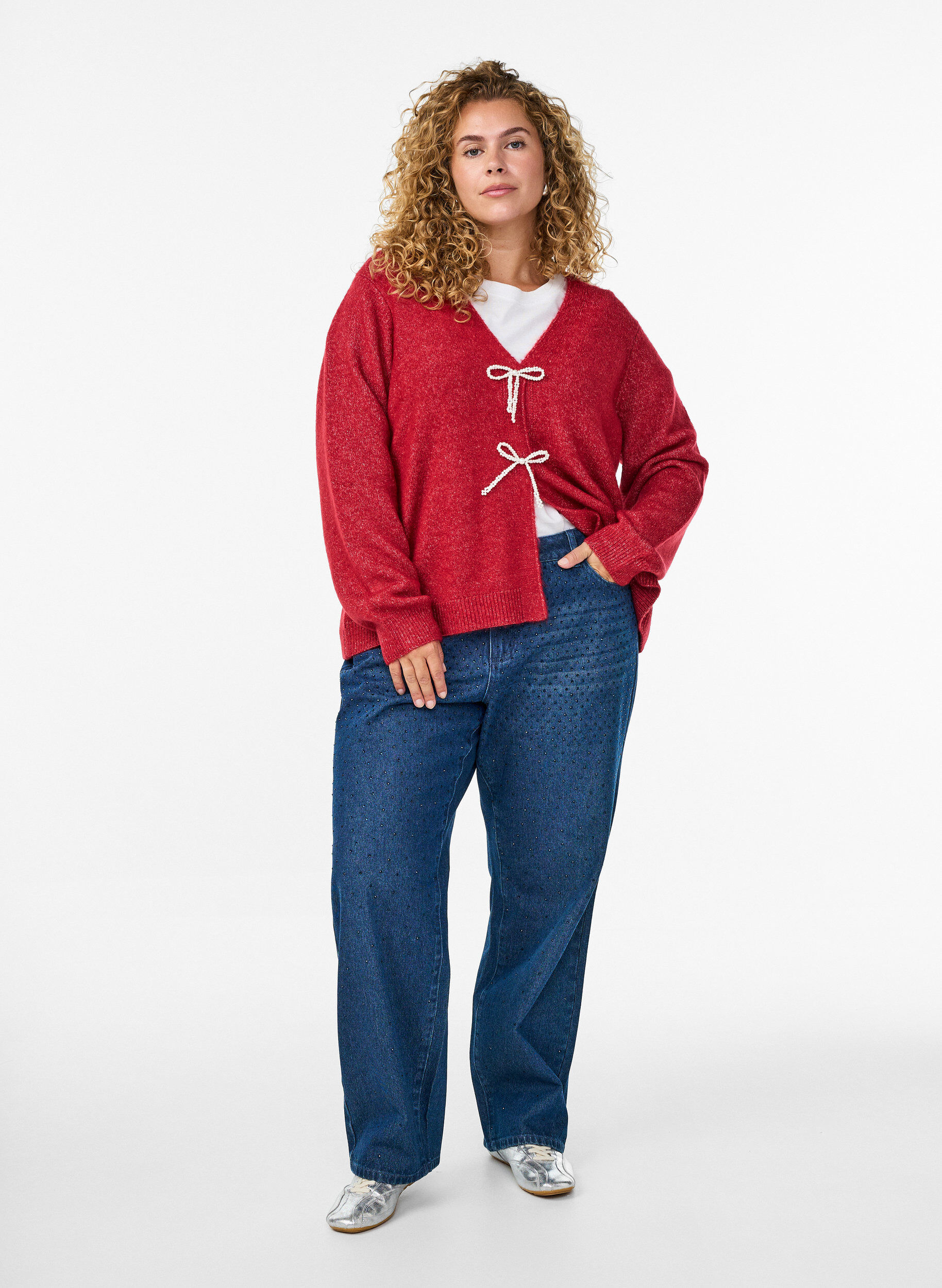 High-Waist-Jeans in gerader Passform mit Strasssteinen, Blau, Model