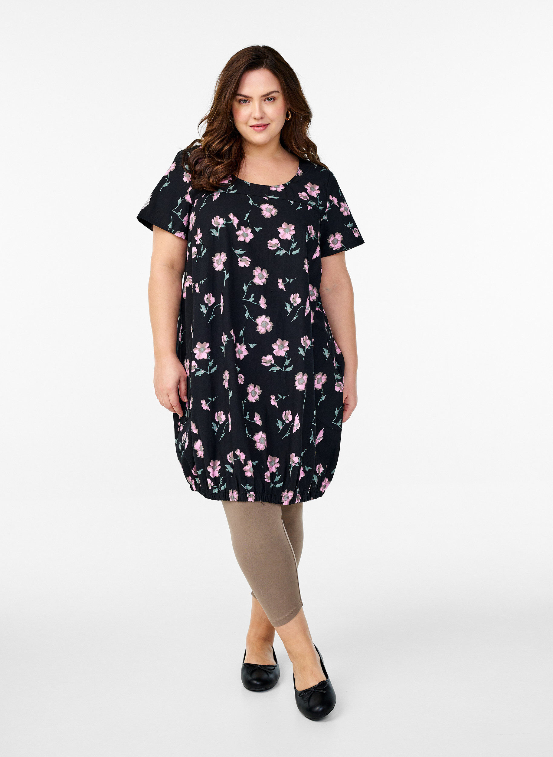 Zizzi Kurz&auml;rmliges Baumwollkleid mit Print, Schwarz, Model image number 1