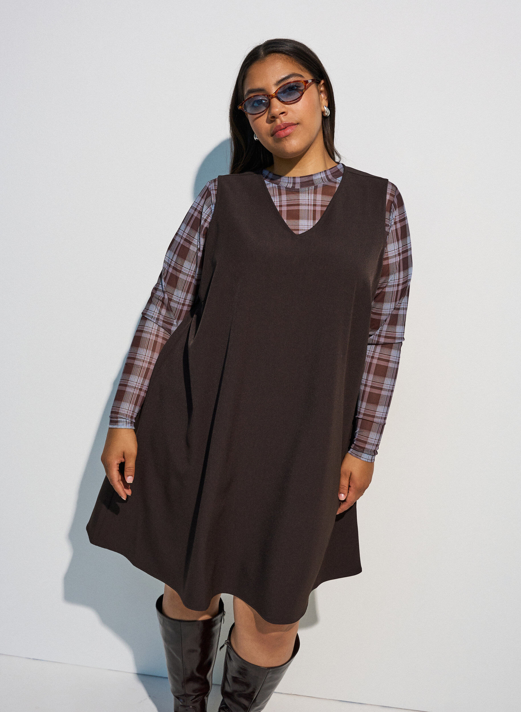 &Auml;rmelloses A-Linien-Kleid mit Nadelstreifen, Braun, Model