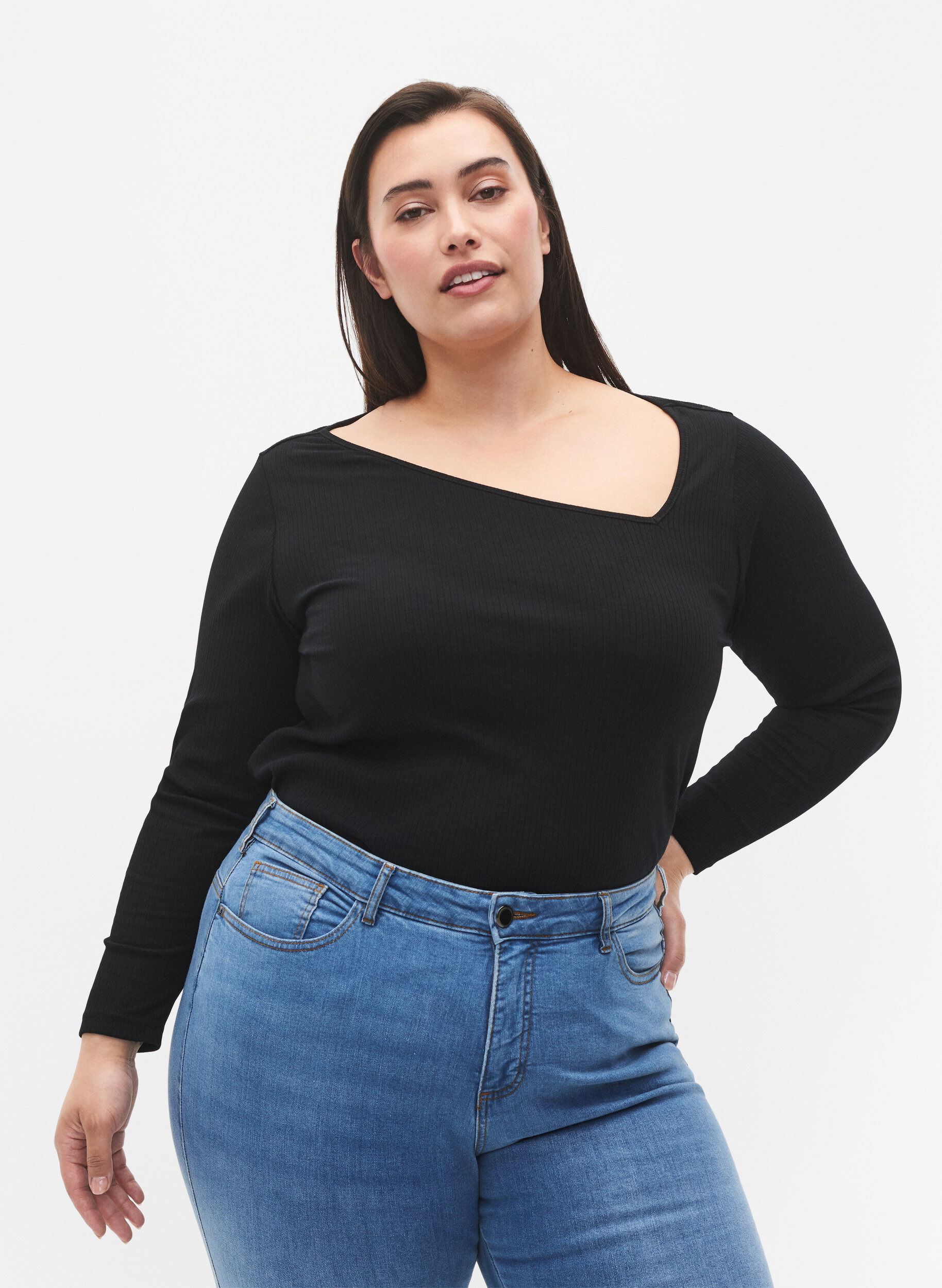 Zizzi Lang&auml;rmliges T-Shirt mit asymmetrischer Schnitt, Black, Model image number 0