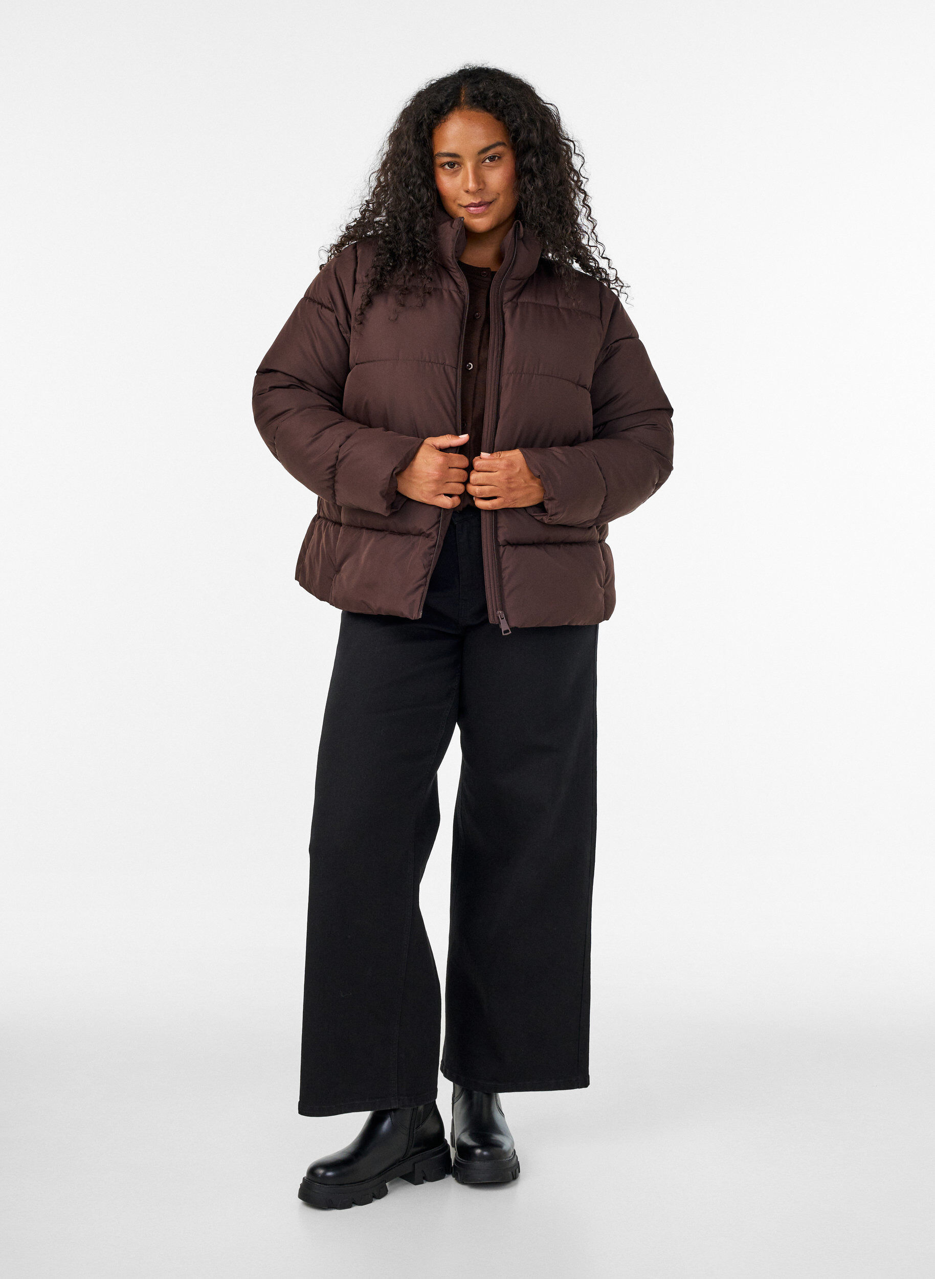 ZizziKurze Pufferjacke mit hohem Kragen, Braun, Model image number 1