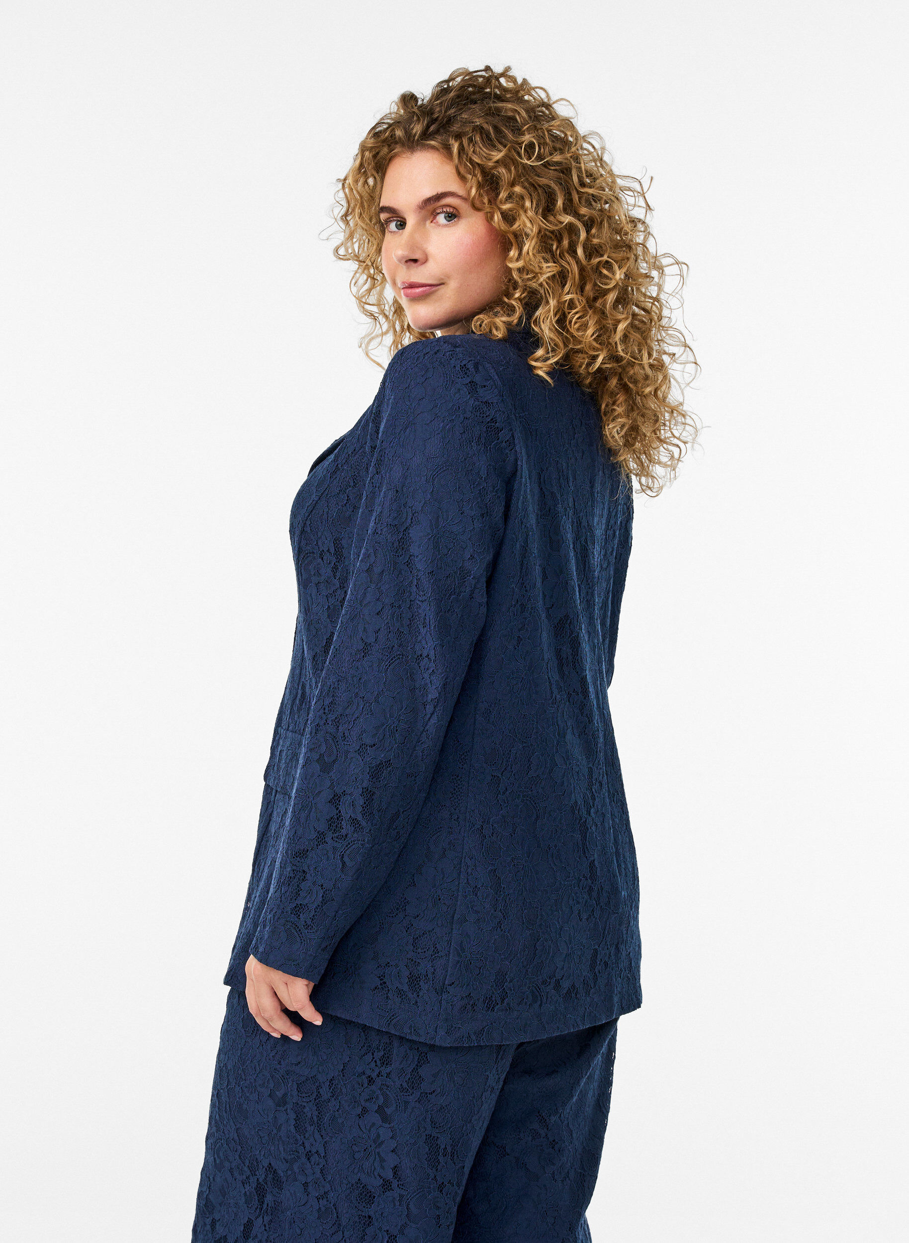 Zizzi Spitzenblazer mit Knopfverschluss, Blau, Model image number 2