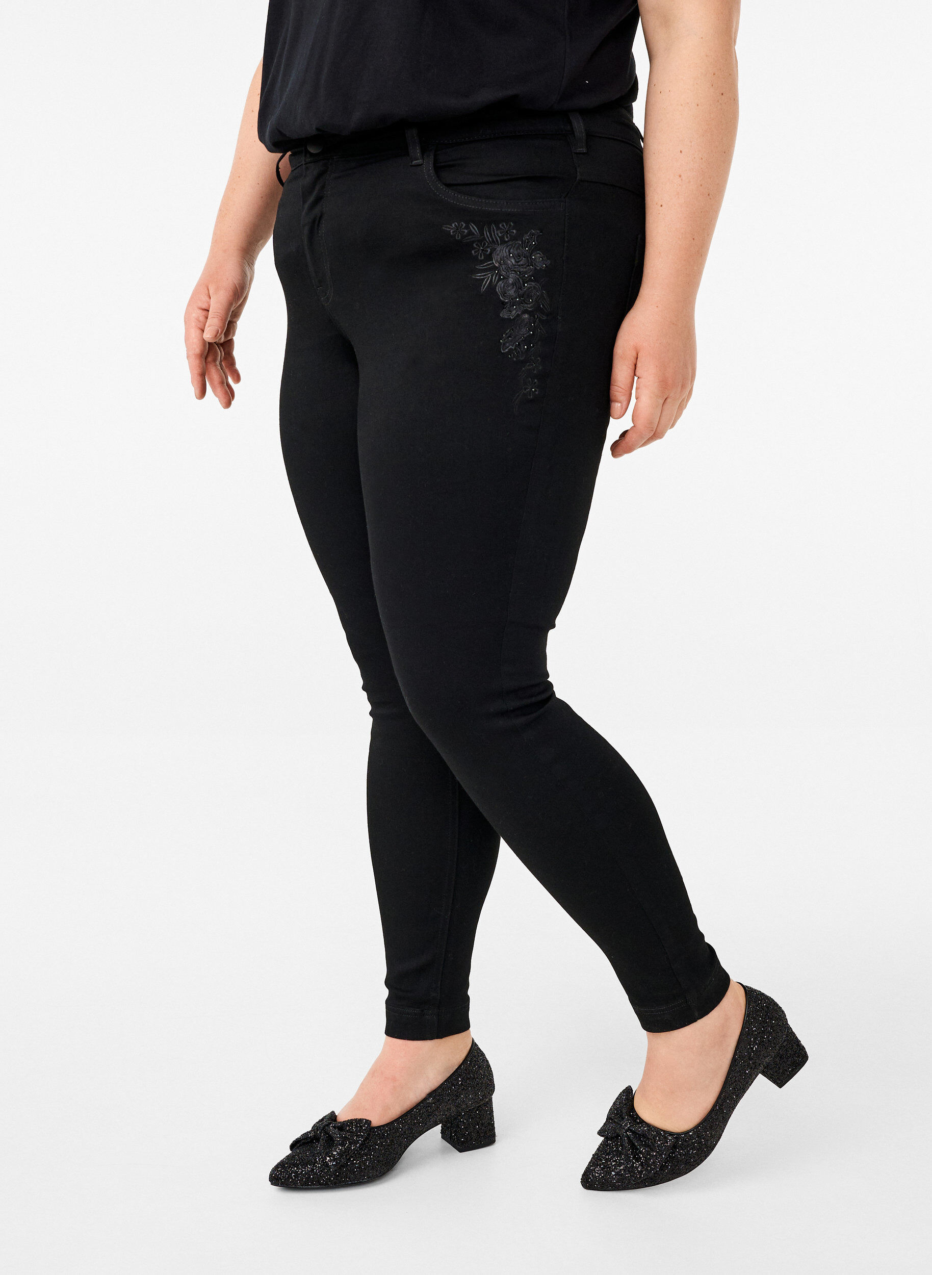 Zizzi Super Slim Amy Jeans mit aufgestickten Details, Black, Model image number 2