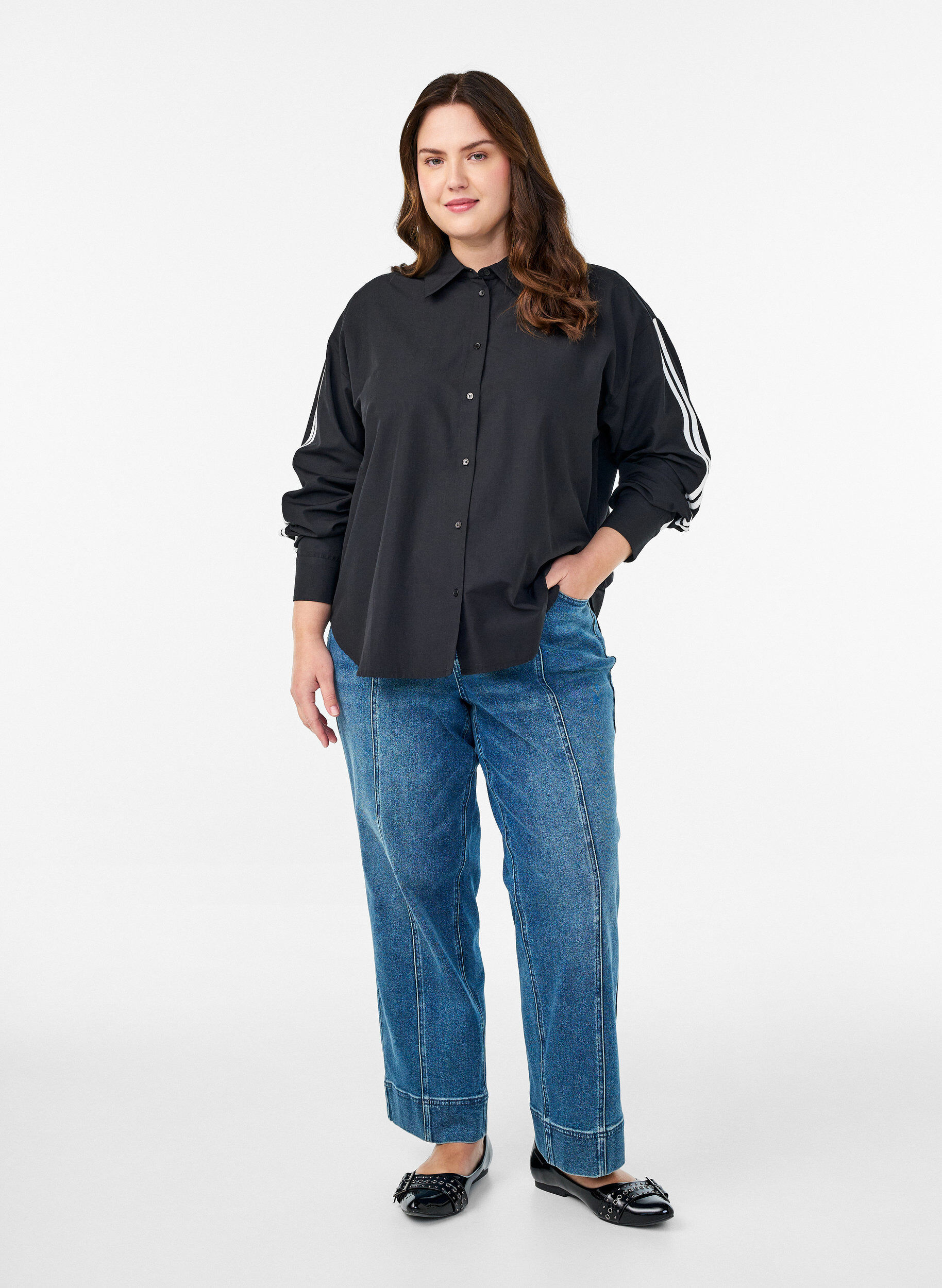 Zizzi Lockere Bluse mit sportlichen Streifen auf den &Auml;rmeln, Schwarz, Model image number 1