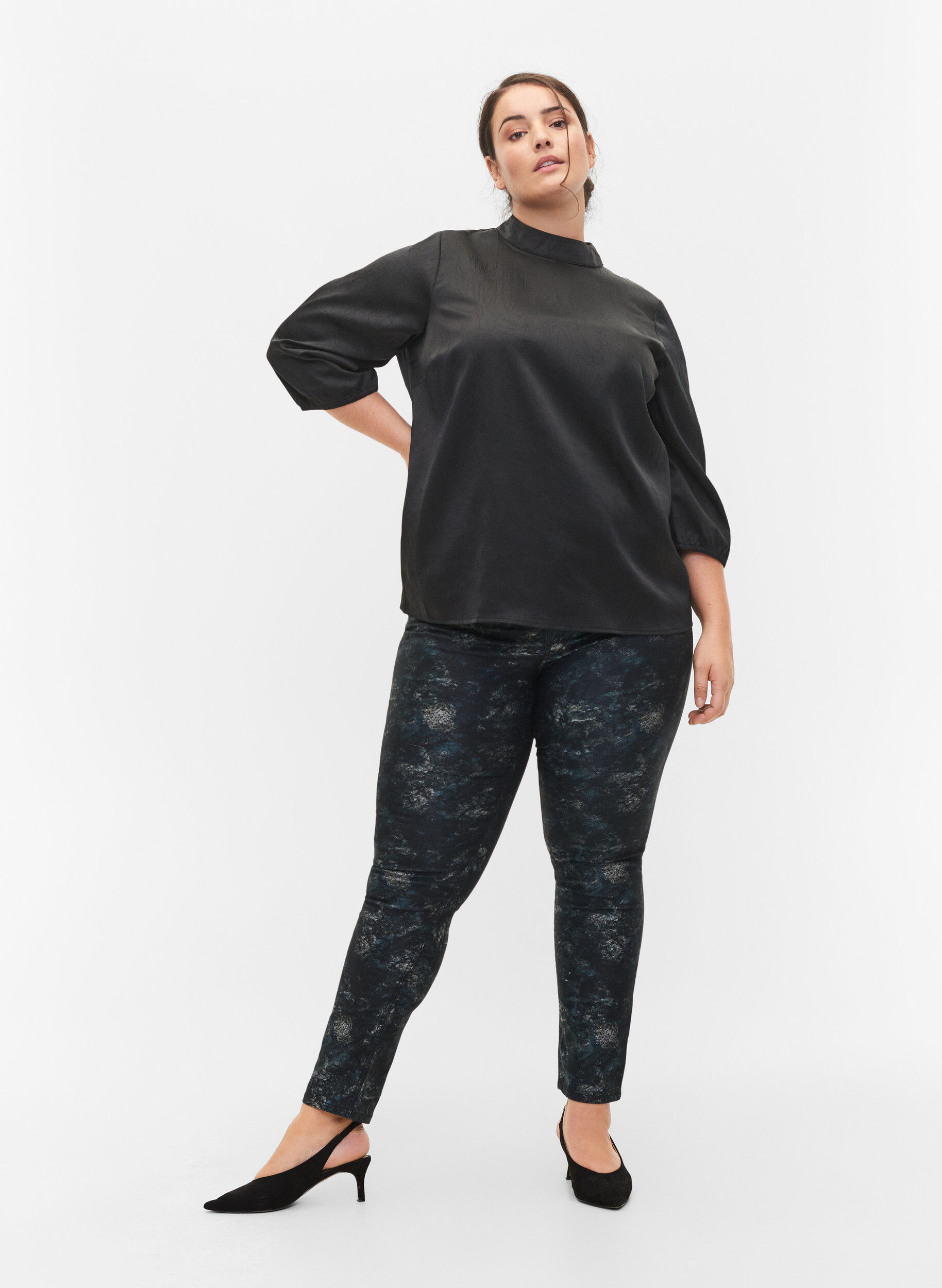 Zizzi Bluse mit 3/4 &Auml;rmeln und Stehkragen, Schwarz, Model image number 1