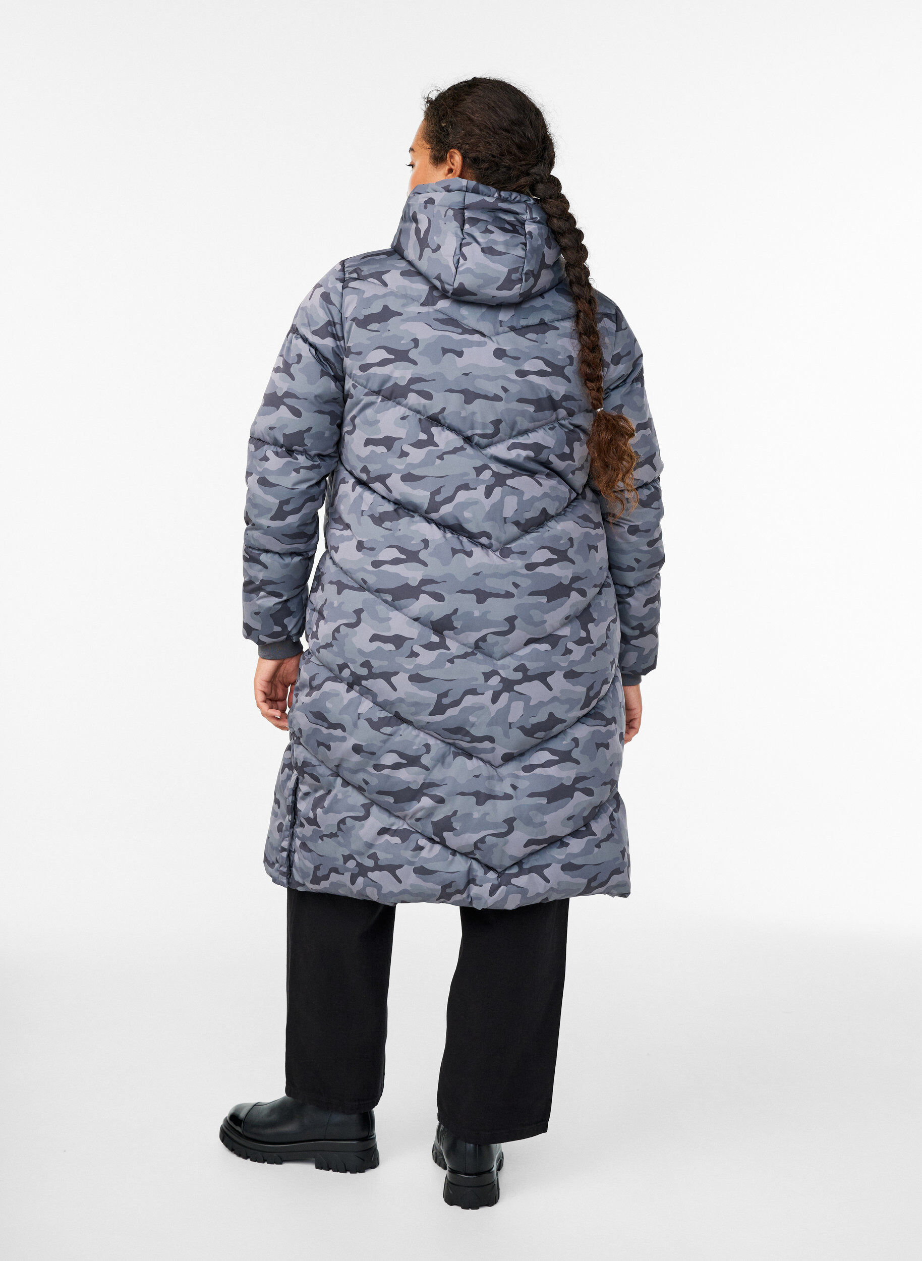 Zizzi Lange Camouflage-Steppjacke, Grau, Model image number 2