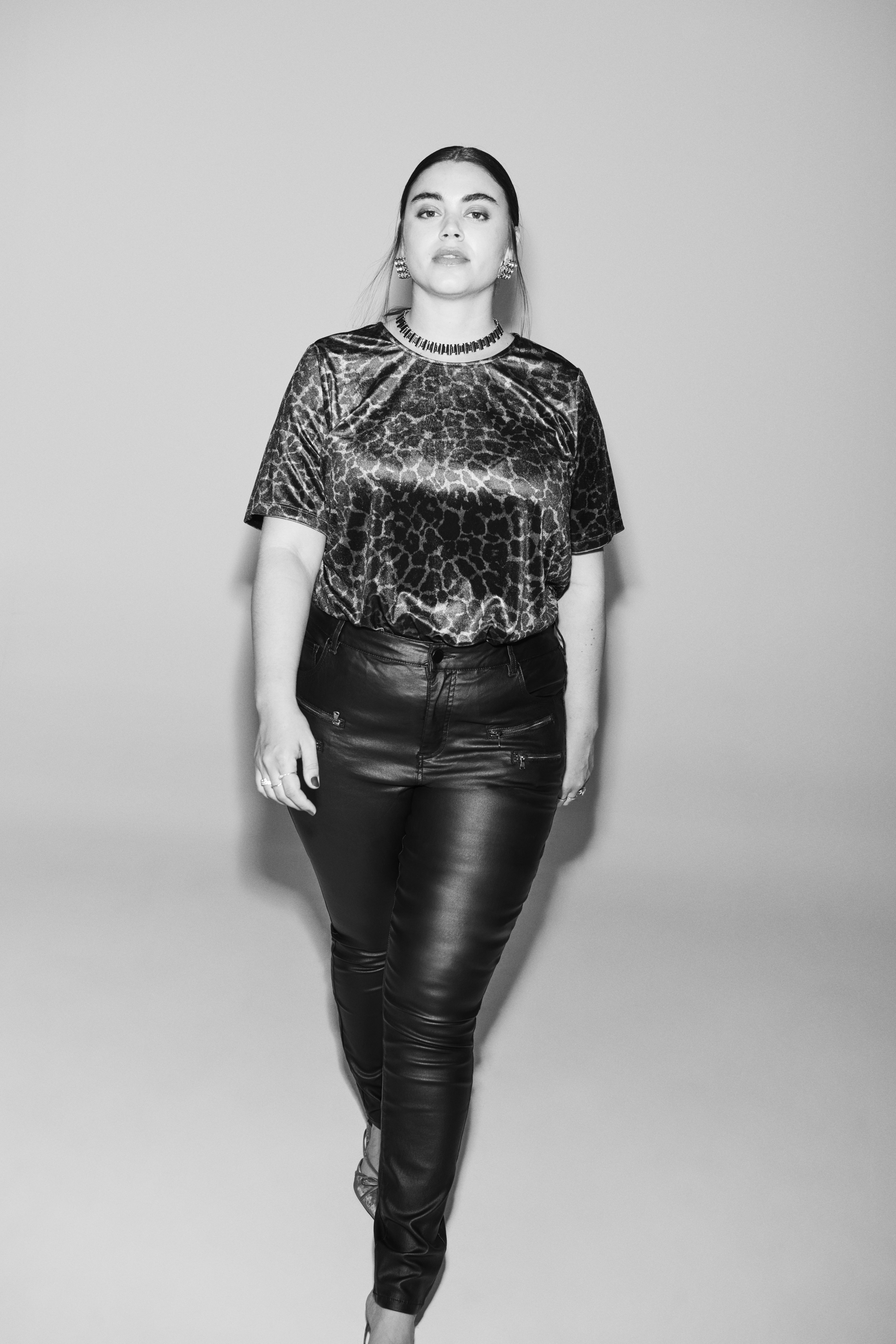 Zizzi Velours-Oberteil mit Leopardenmuster, , Model