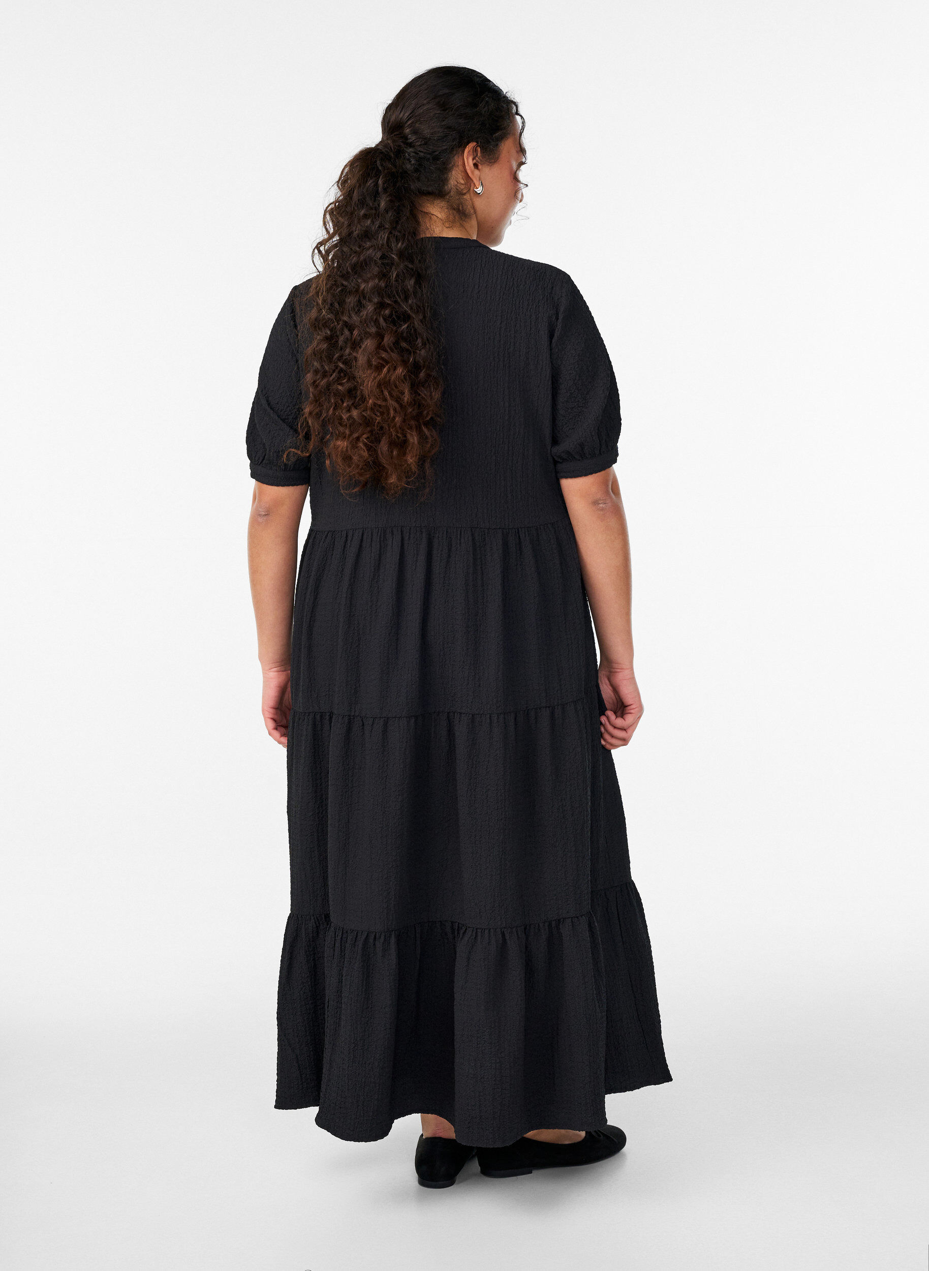 ZizziKn&ouml;chellanges Kleid mit kurzen &Auml;rmeln und gestuften Volants, Schwarz, Model image number 1