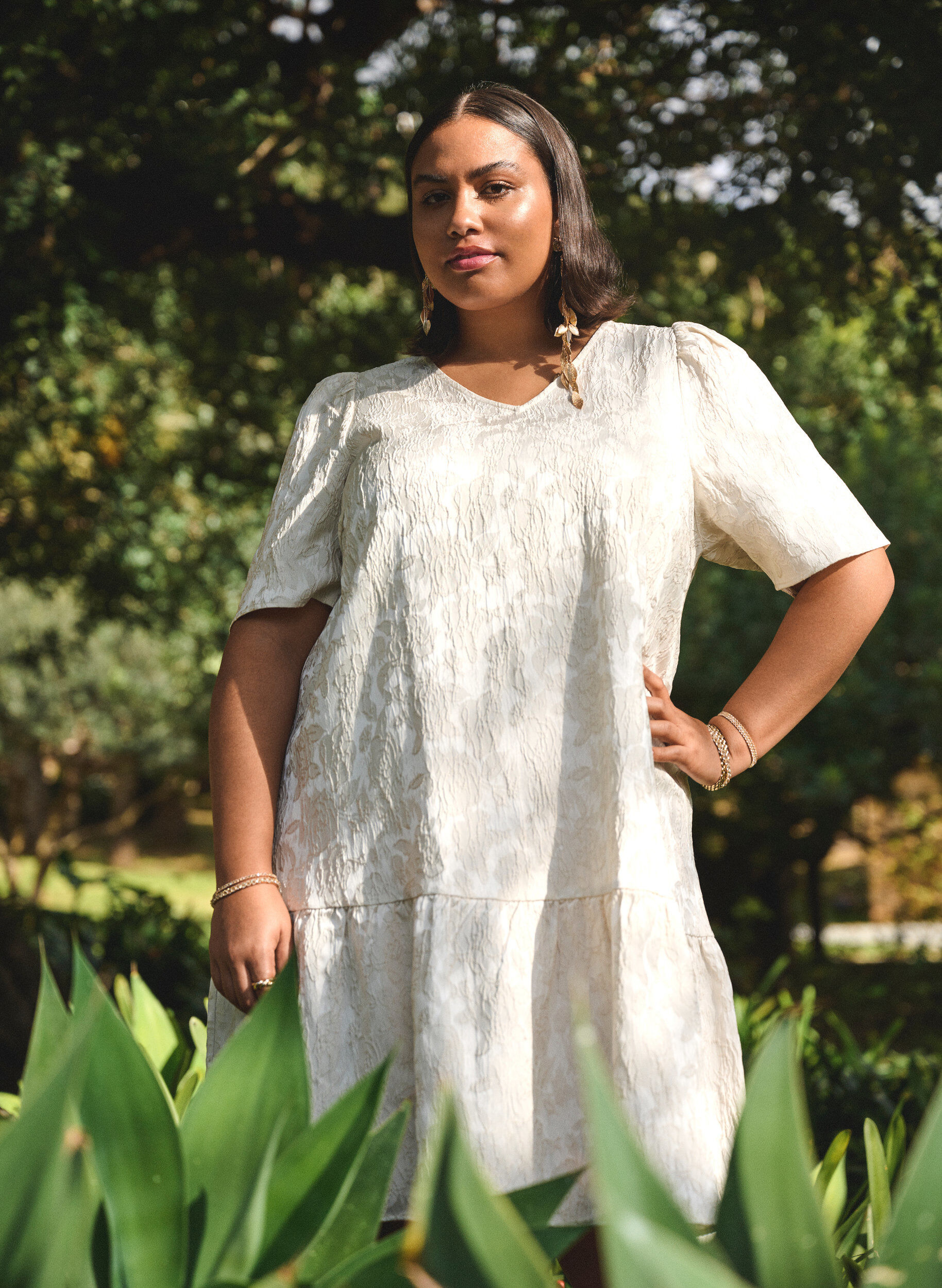 Zizzi Knielanges Kleid aus Jacquard mit kurzen &Auml;rmeln, Whisper White, Image image number 0