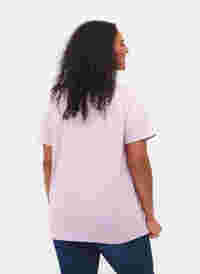 Kurzärmeliges T-Shirt mit V-Ausschnitt, Lavender Frost, Model