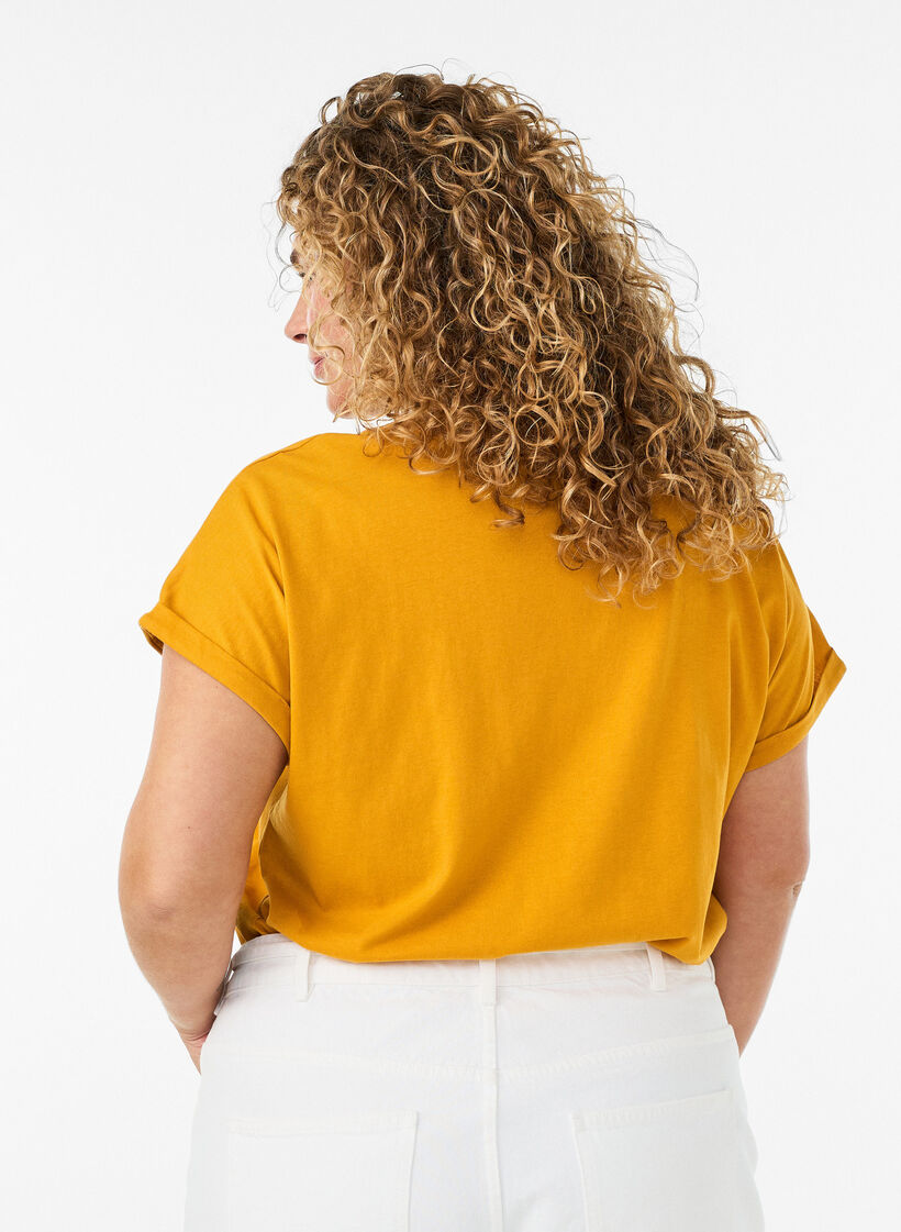 Kurz&auml;rmeliges T-Shirt aus einer Baumwollmischung, Gelb, Model image number 2