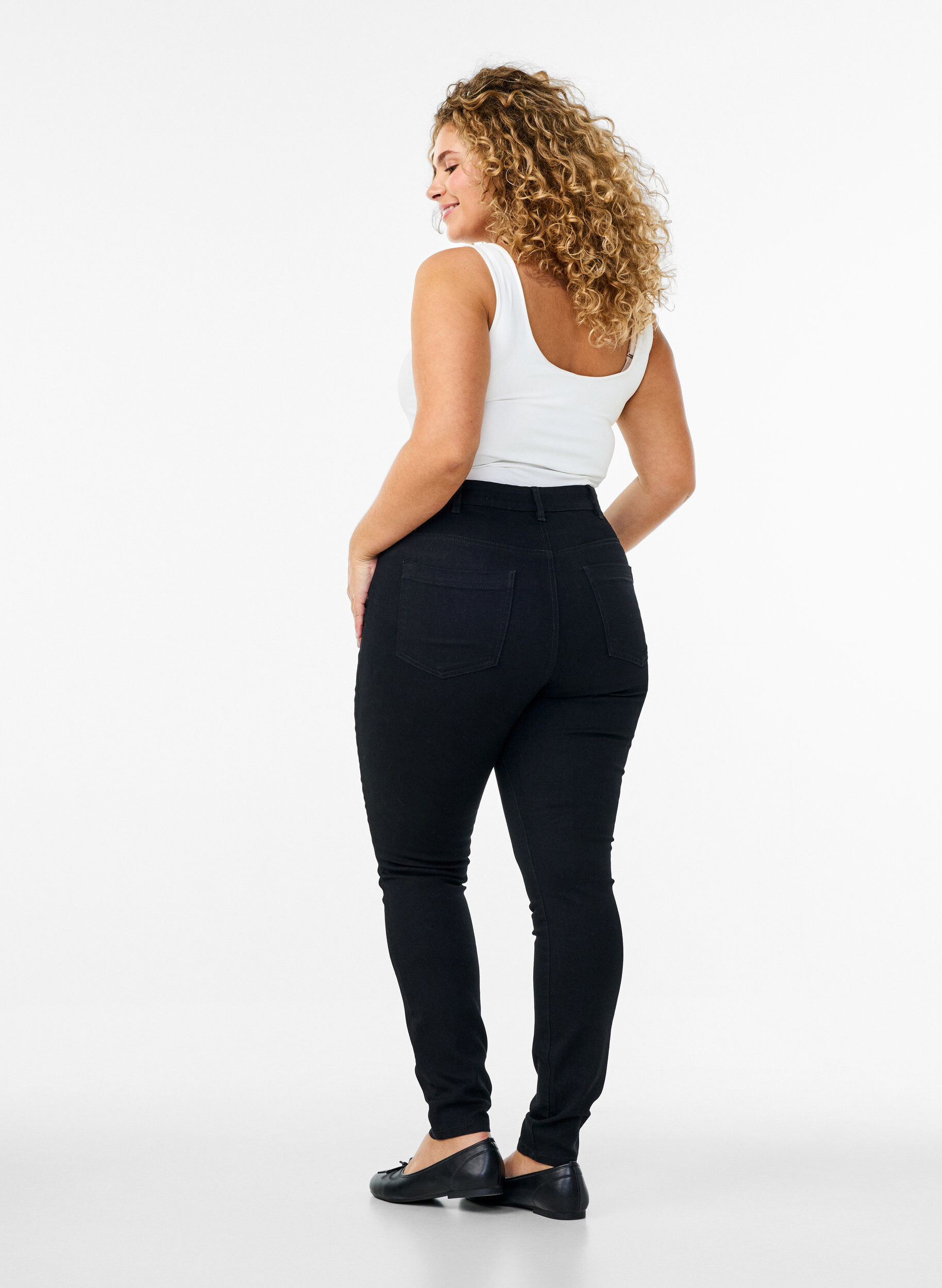 Zizzi Amy Jeans mit hoher Taille und extra schlanker Passform, Schwarz, Model image number 1