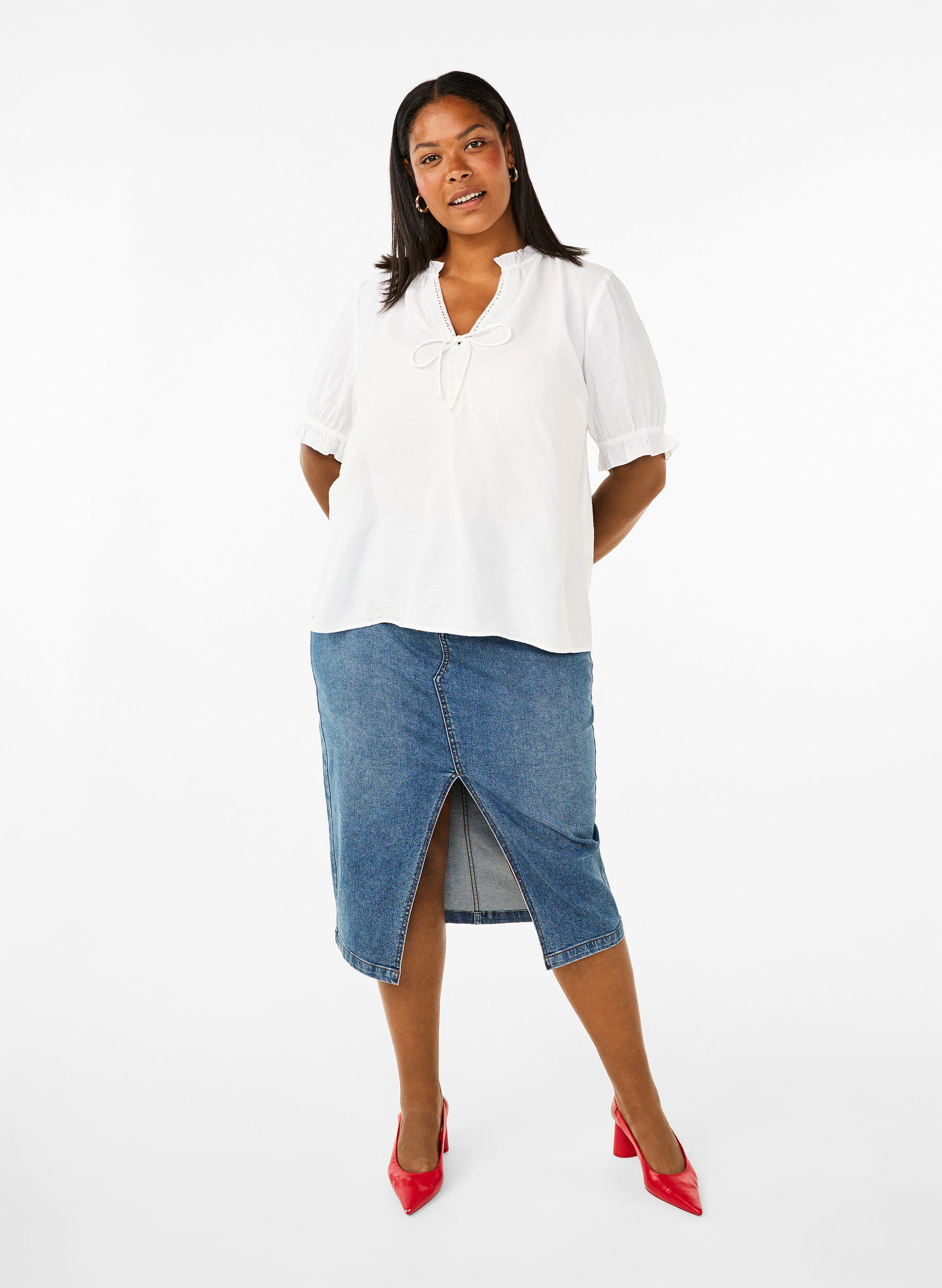 Zizzi Kurzarmbluse aus Viskose mit R&uuml;schendetails, Bright White, Model image number 3