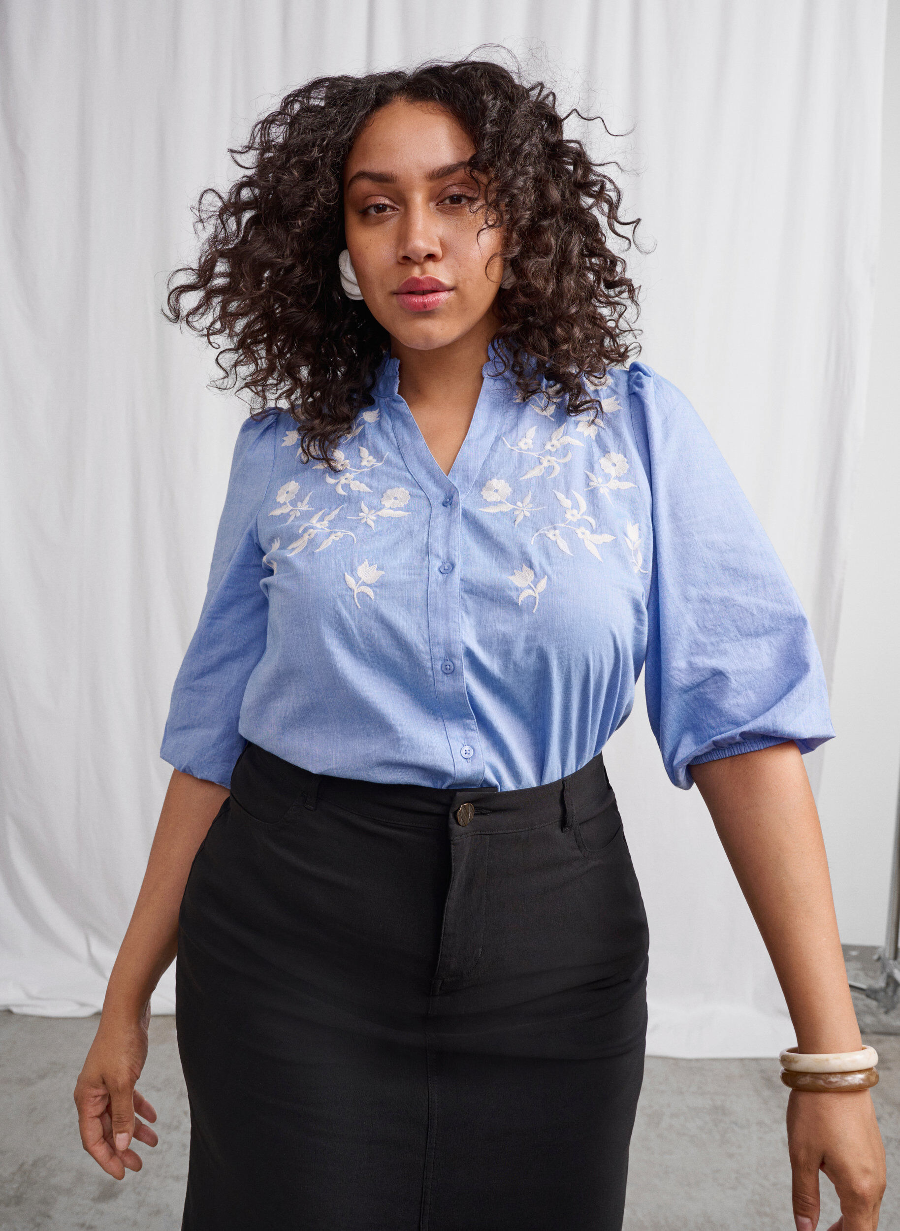 Zizzi Hemdbluse aus Baumwolle mit aufgestickten Blumen, Vista Bl. W. White, Image image number 1