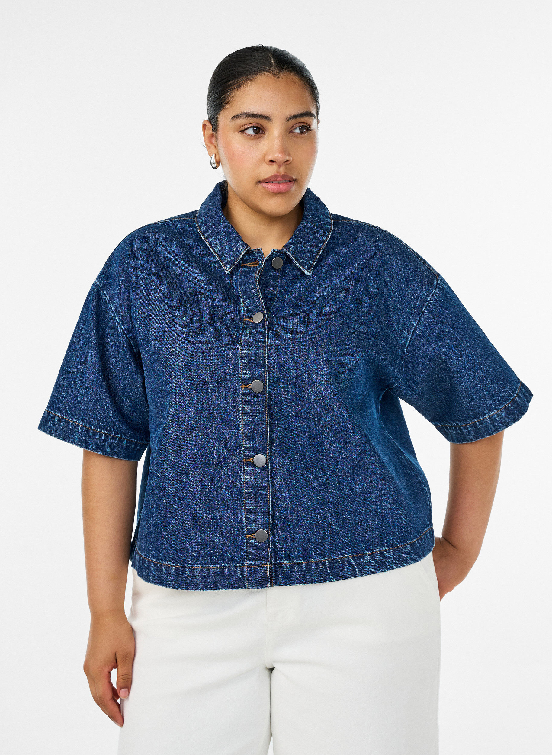 ZizziKurz&auml;rmelige Jeansjacke mit Kn&ouml;pfen, Blau, Model image number 0