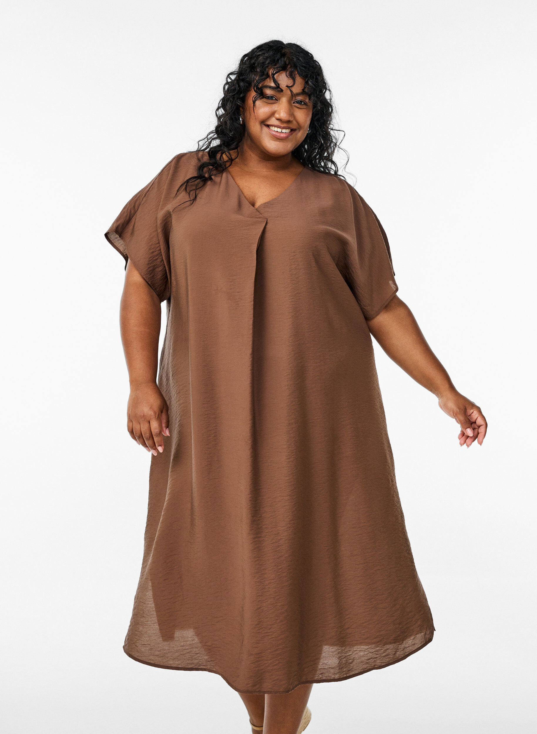 Kleid aus Viskose mit V-Ausschnitt, Braun, Model