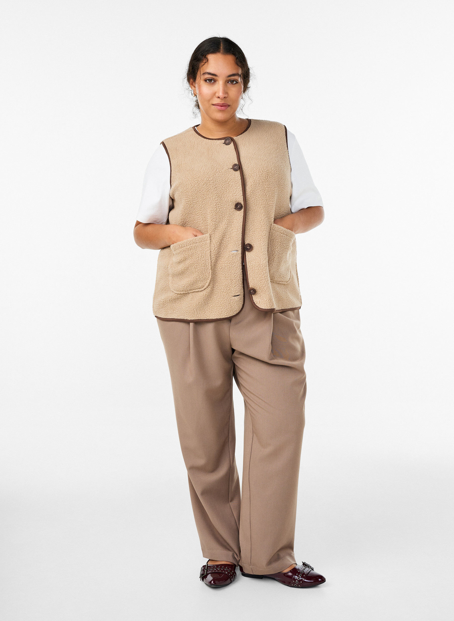 ZizziWeste aus Teddyfleece mit kontrastfarbenen Details, Beige, Model image number 1