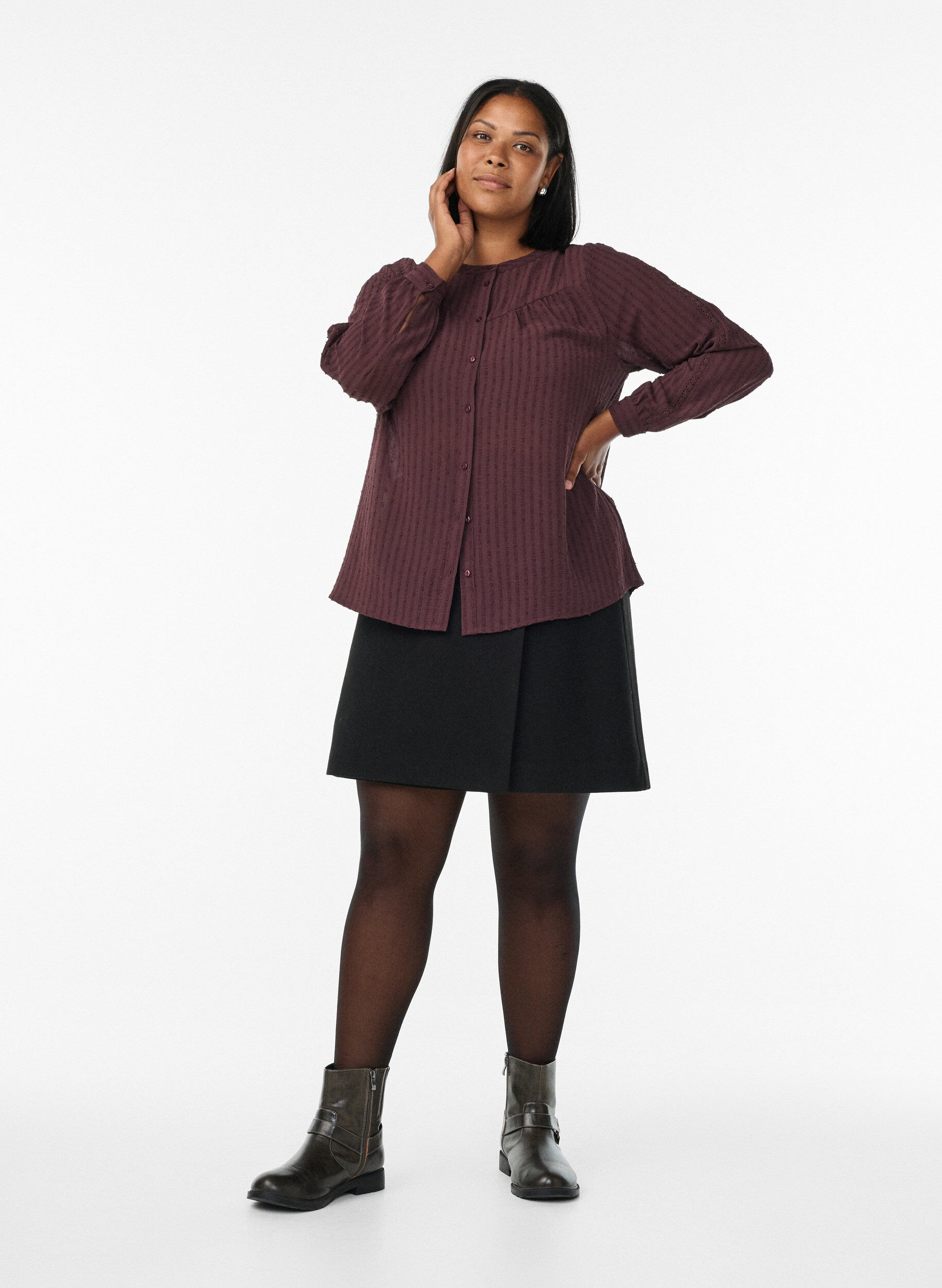 Zizzi Bluse mit strukturiertem Punktemuster und Stickereidetails, Dunkles Bordeaux, Model image number 1