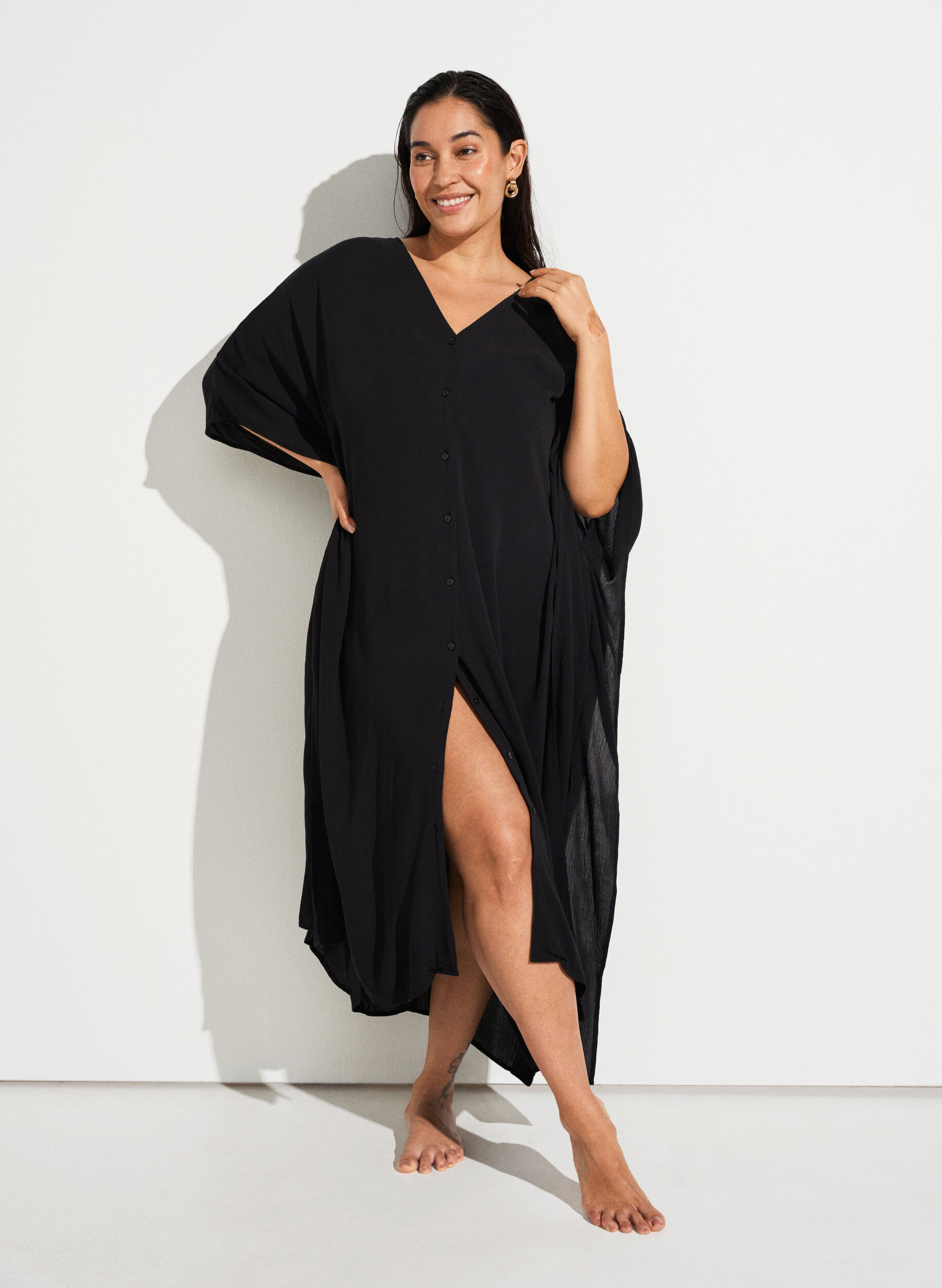 Zizzi Kaftan-Strandkleid mit Kn&ouml;pfen, Schwarz, Image image number 0