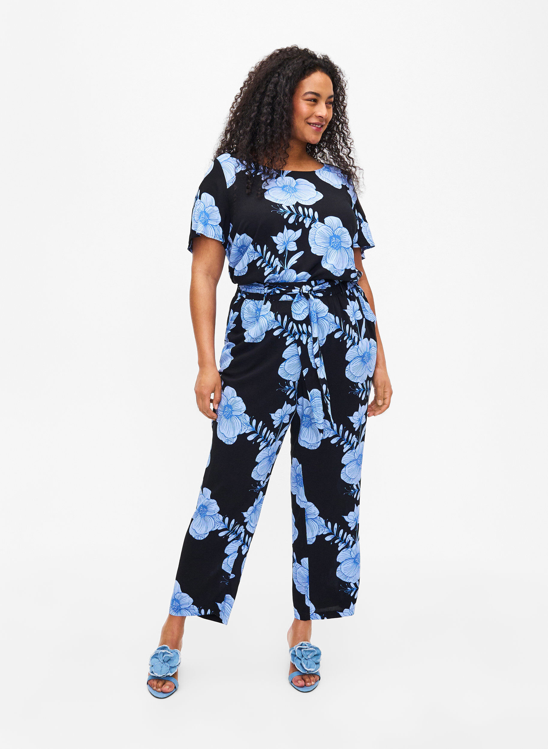 Zizzi FLASH &ndash; Kurzarmbluse aus Viskose mit Aufdruck, Schwarz, Model image number 1