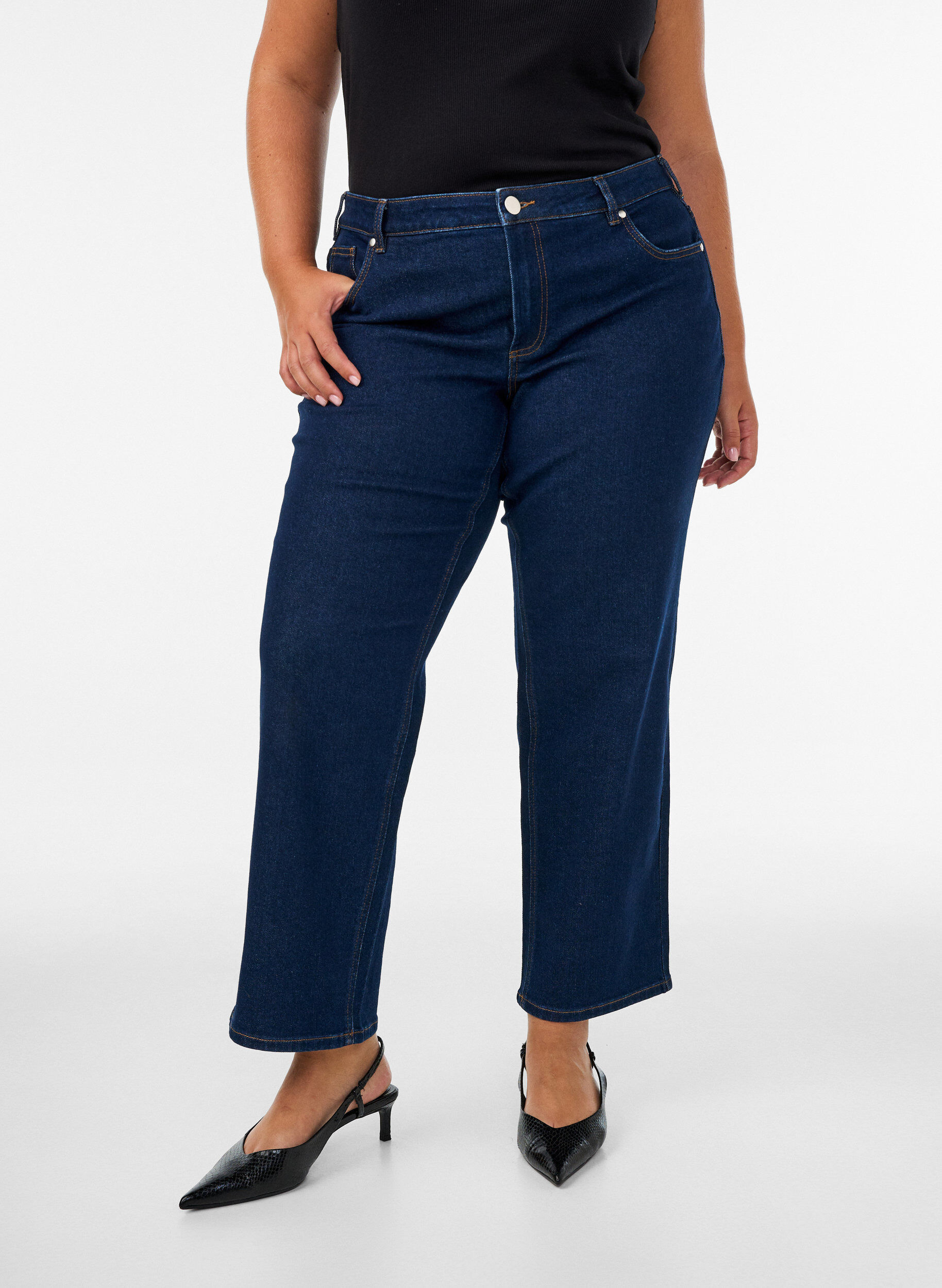 ZizziKurze Jeans mit gerader Passform und normaler Taillenh&ouml;he, Blau, Model image number 2