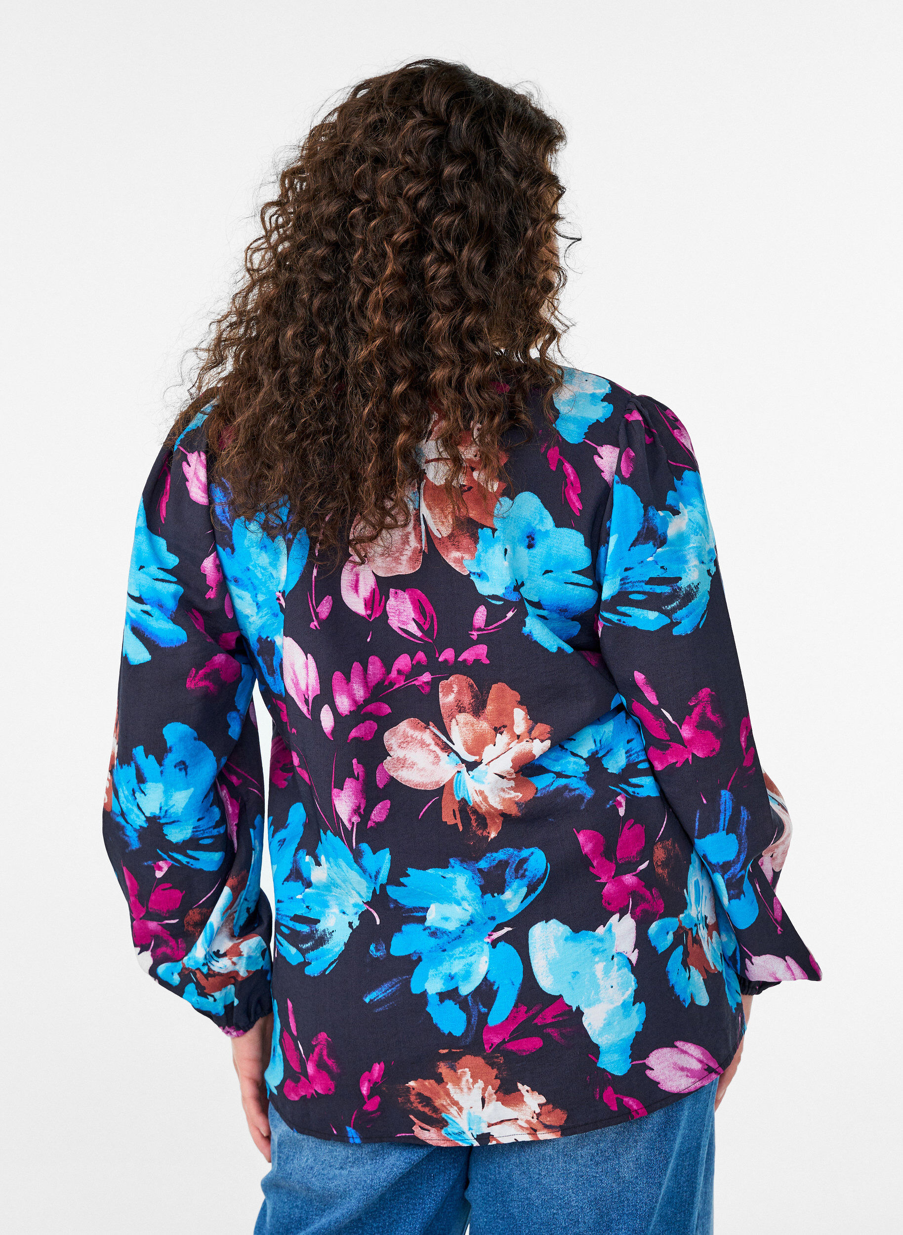 Zizzi Bluse aus Viskose mit gebl&uuml;mtem Print und langen &Auml;rmeln, Schwarz, Model image number 2