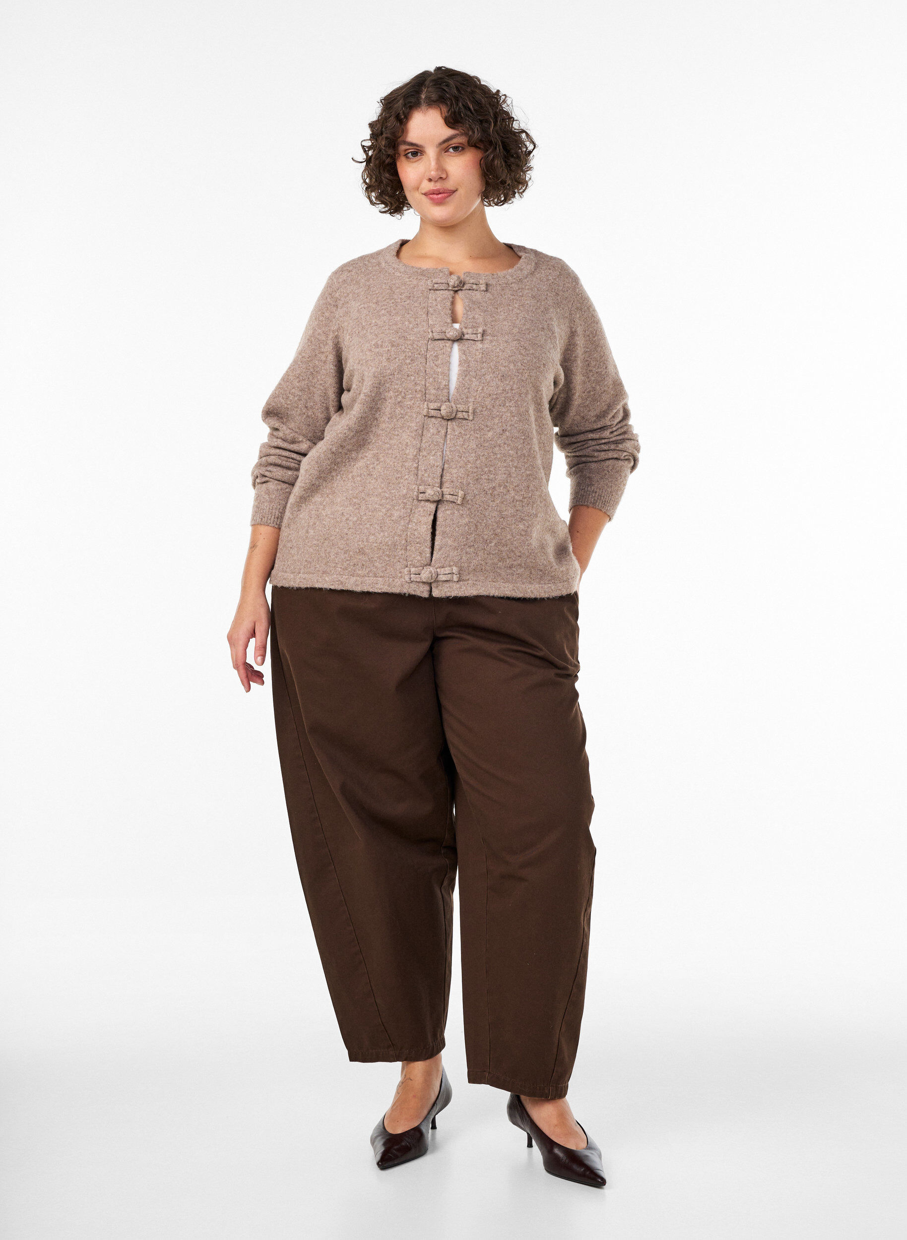 ZizziStrickjacke mit Knotenverschl&uuml;ssen, Beige, Model image number 1