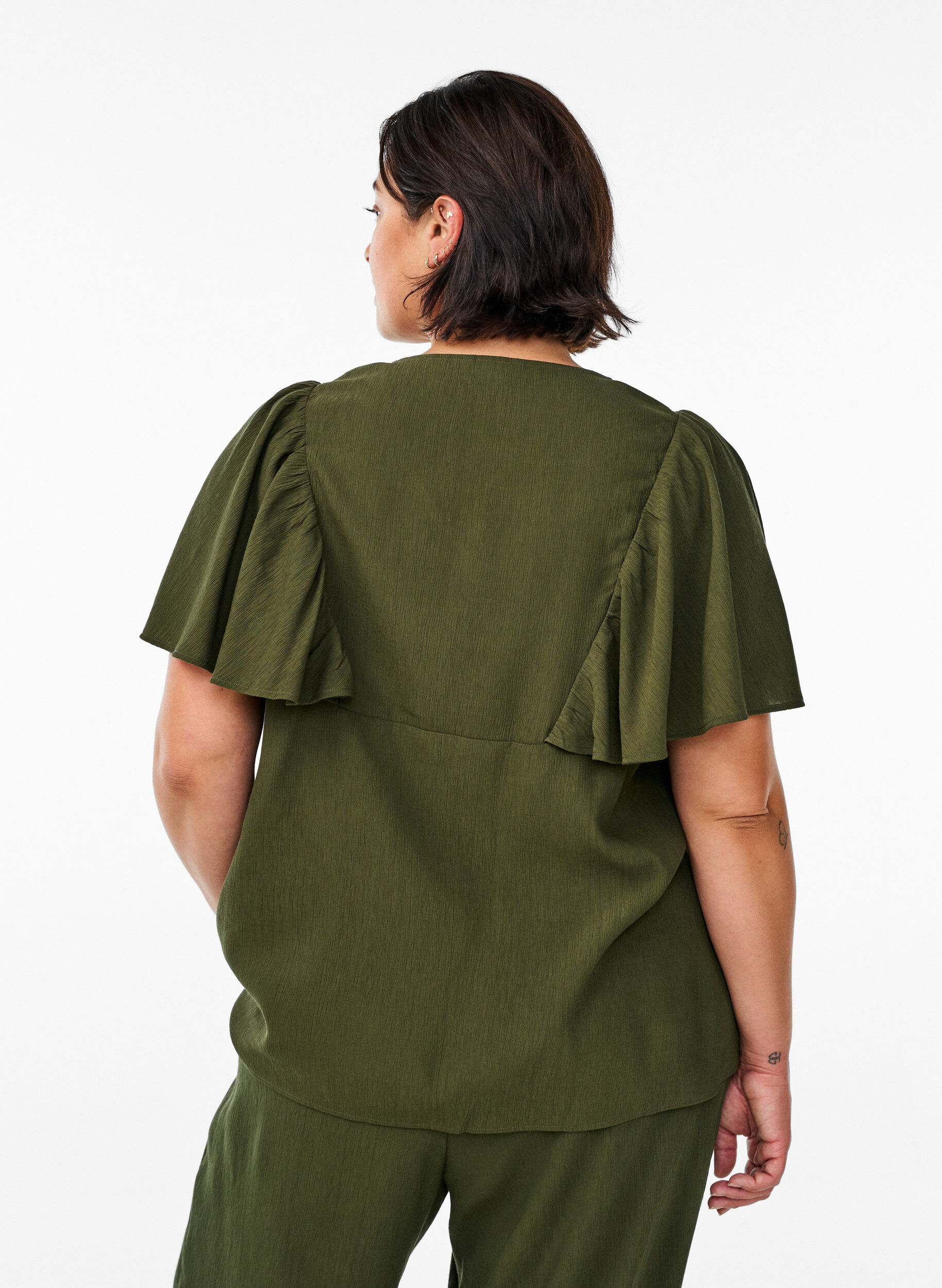 Zizzi Bluse mit kurzen R&uuml;schen&auml;rmeln, Gr&uuml;n, Model image number 2