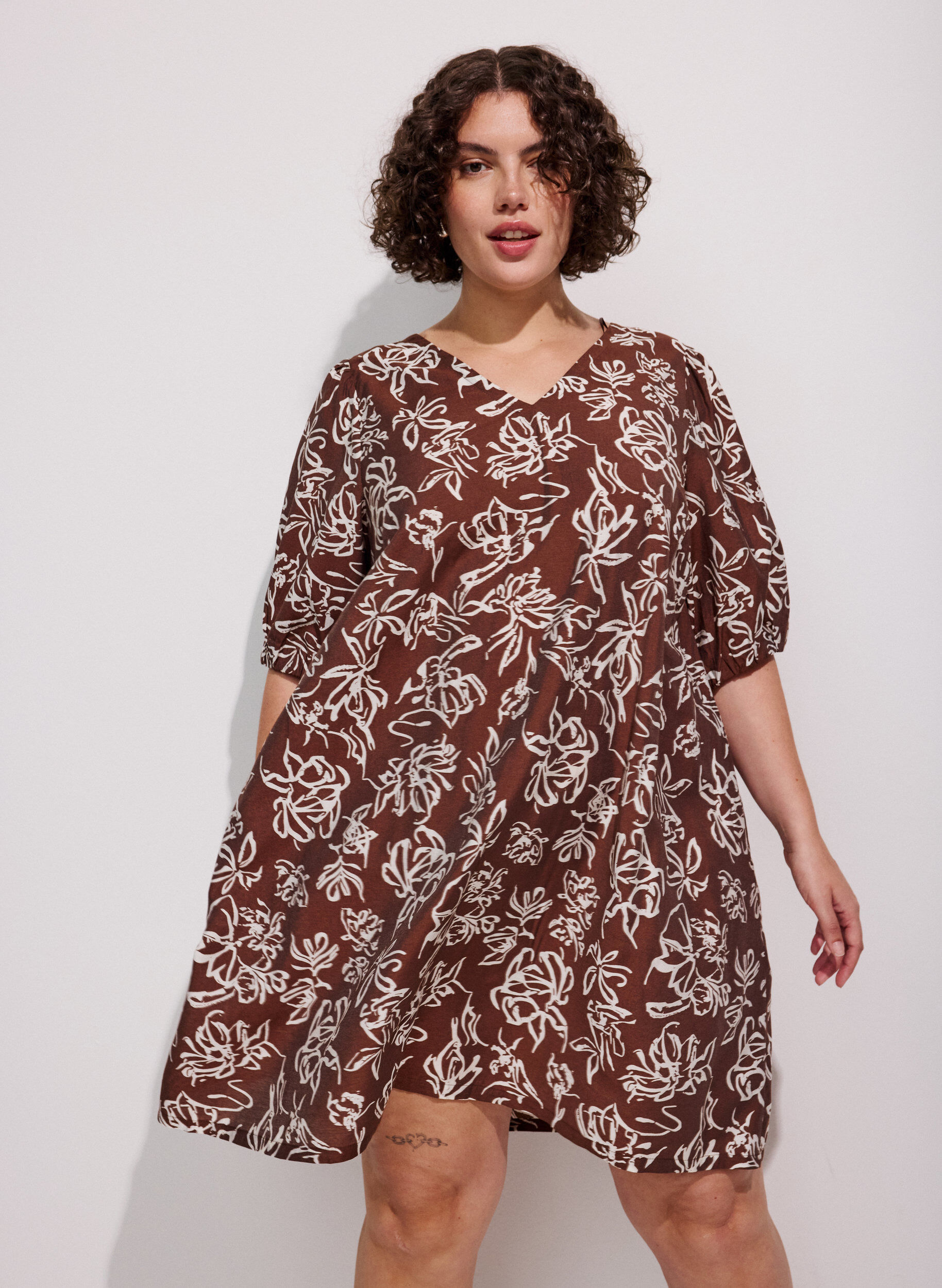 Kurzes A-Linien-Kleid mit V-Ausschnitt