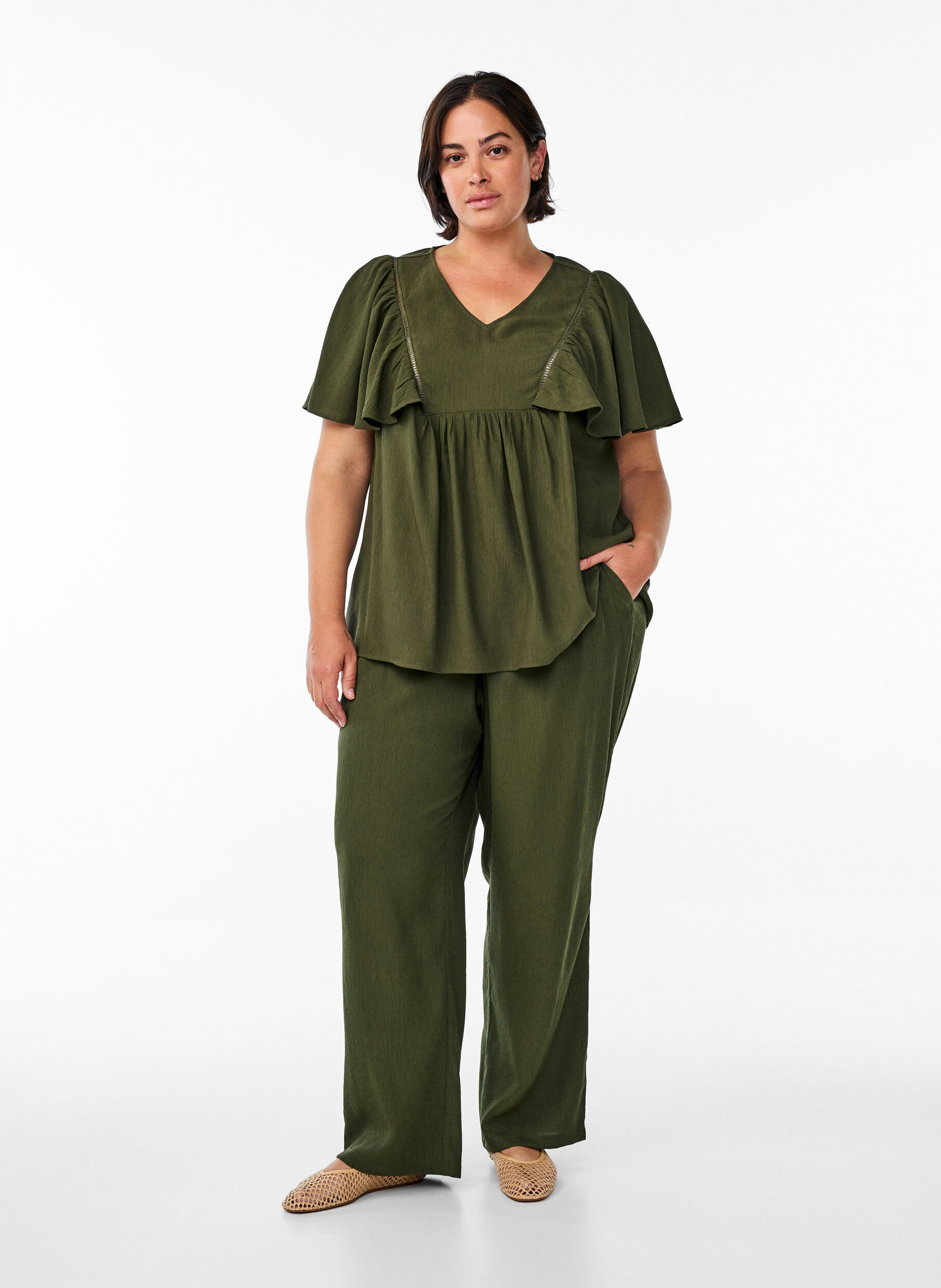 Zizzi Bluse mit kurzen R&uuml;schen&auml;rmeln, Gr&uuml;n, Model image number 1