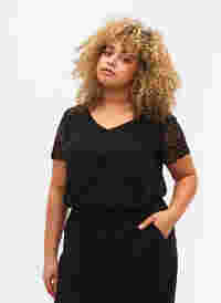 T-Shirt aus Baumwolle mit kurze Spitzenärmeln, Black, Model